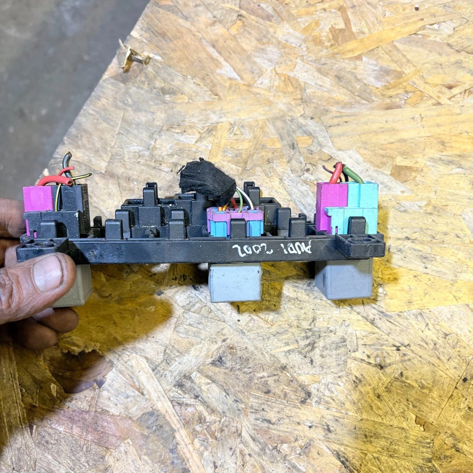 AUDI A4 2002 FUSE RELAY BOX BRACKET 8E0937503
