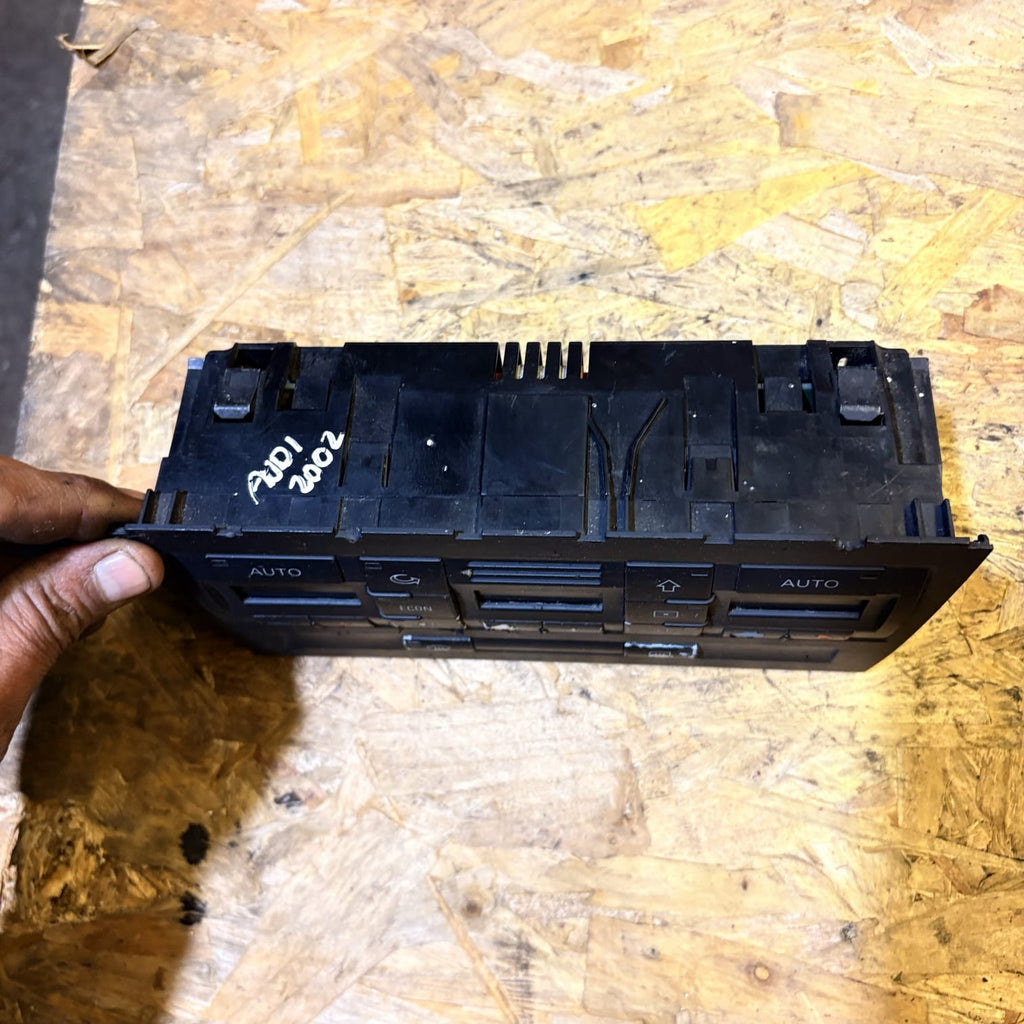 AUDI A4 B7 CLIMATE CONTROL UNIT 8E0820043B 2002