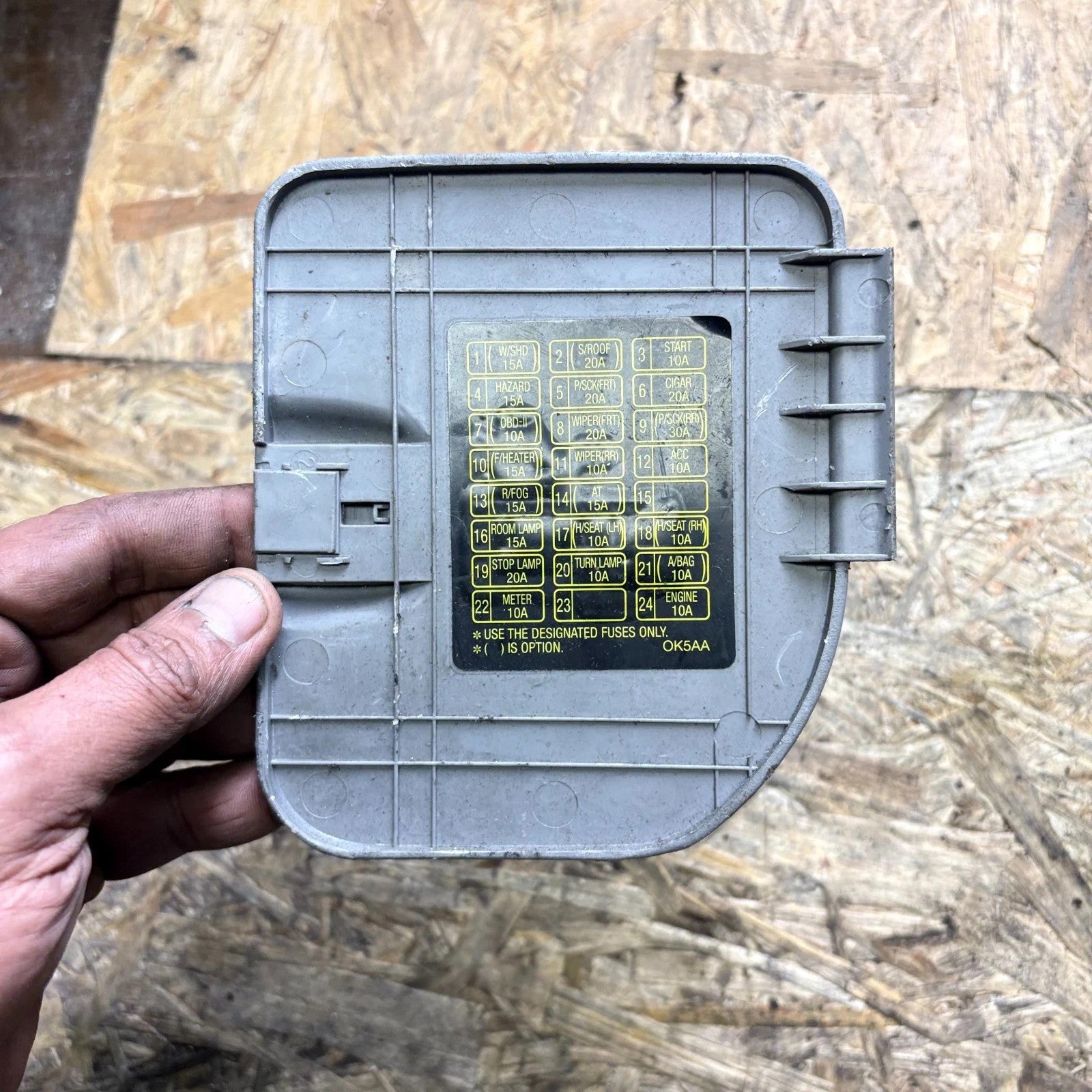 2006-2012 KIA SEDONA FUSE BOX COVER LID