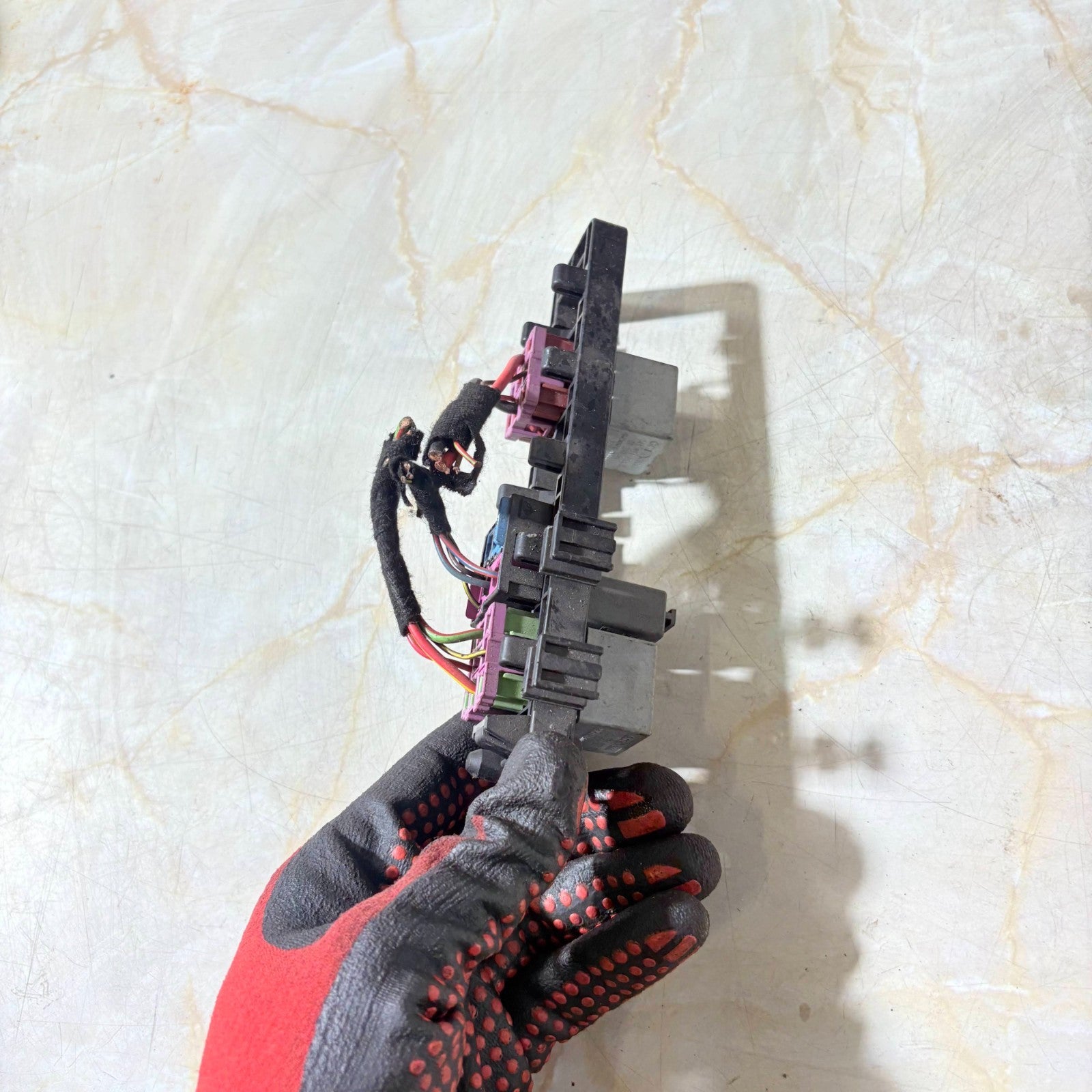 Skoda Superb 2009 Fuse Relay Box Mounting Bracket