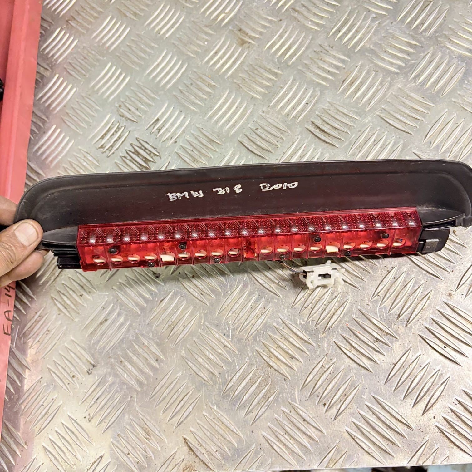 BMW 318 M sport 2010 REAR THIRD BRAKE STOP LIGHT A046811