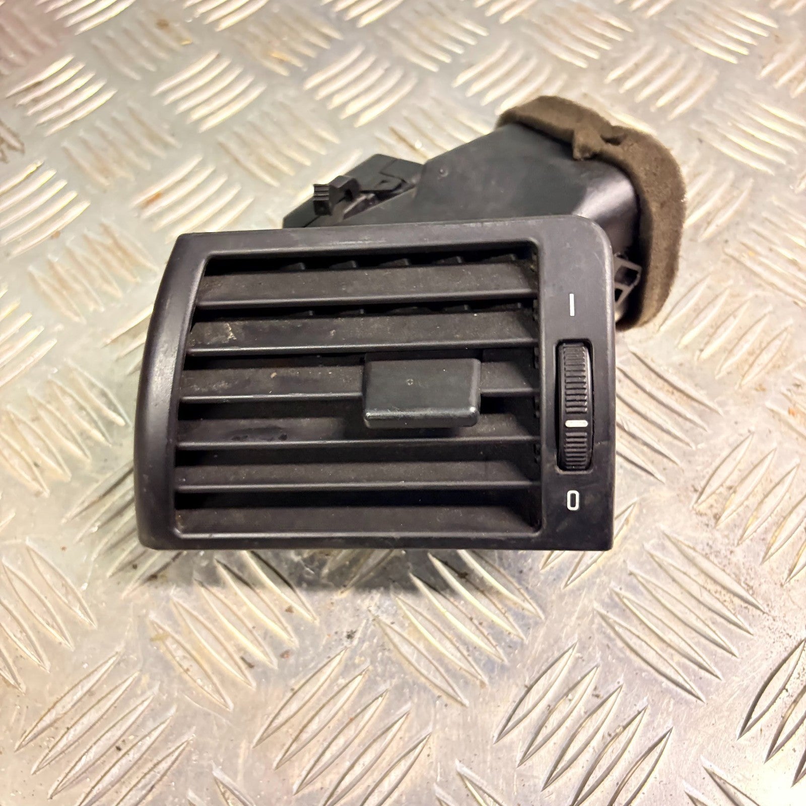 BMW E46 3 SERIES 318i PASSENGER FRONT LEFT DASHBOARD AIR VENT 8361897