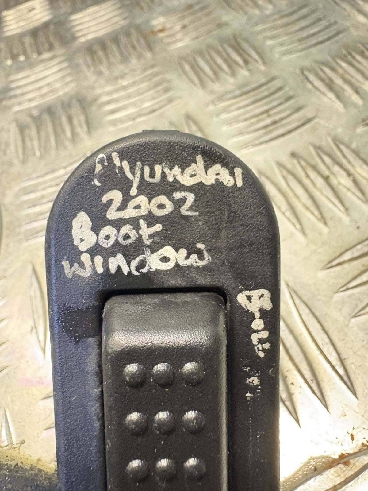 HYUNDAI 2002 BOOT TAILGATE WINDOW RELEASE SWITCH BUTTON