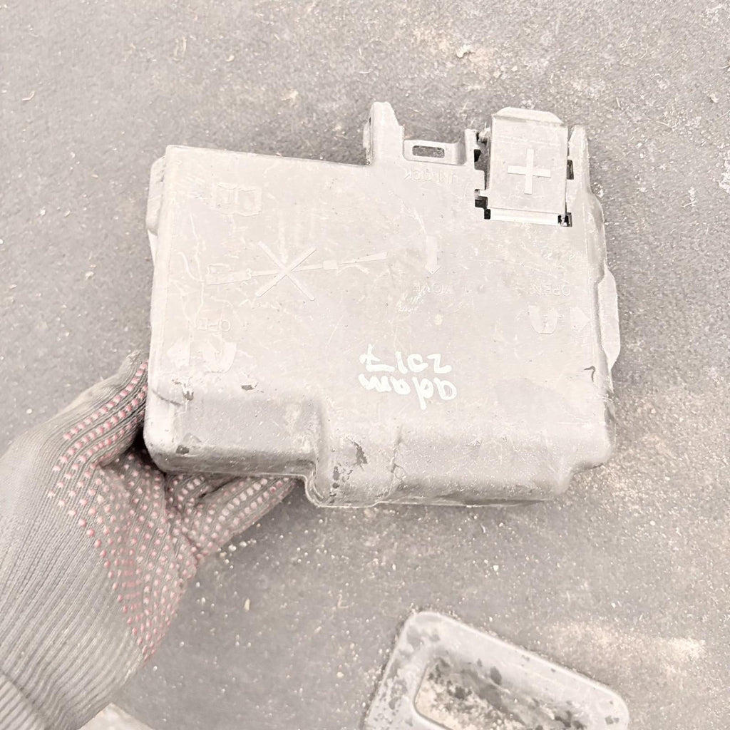 2017 Vauxhall Adam Battery Terminal Fuse Box 525230582