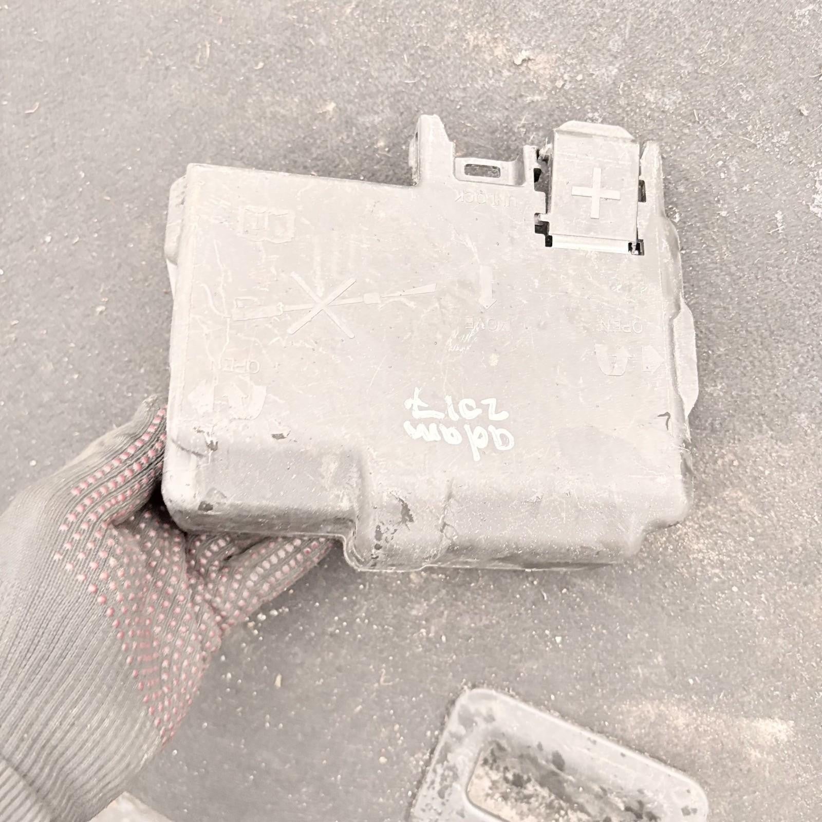2017 Vauxhall Adam Battery Terminal Fuse Box 525230582