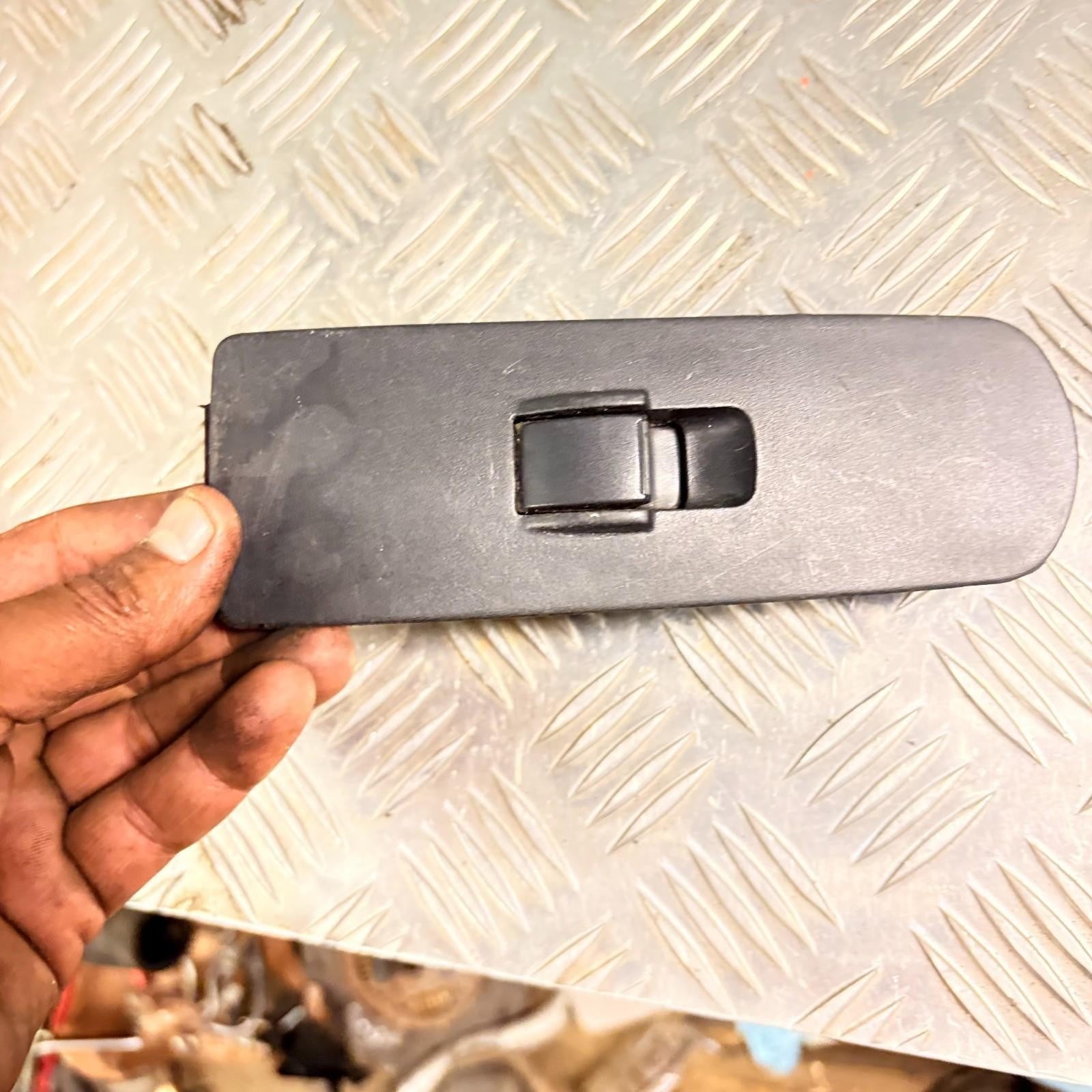 2006 MITSUBISHI COLT FRONT LEFT PASSENGER SIDE WINDOW SWITCH 8608A077