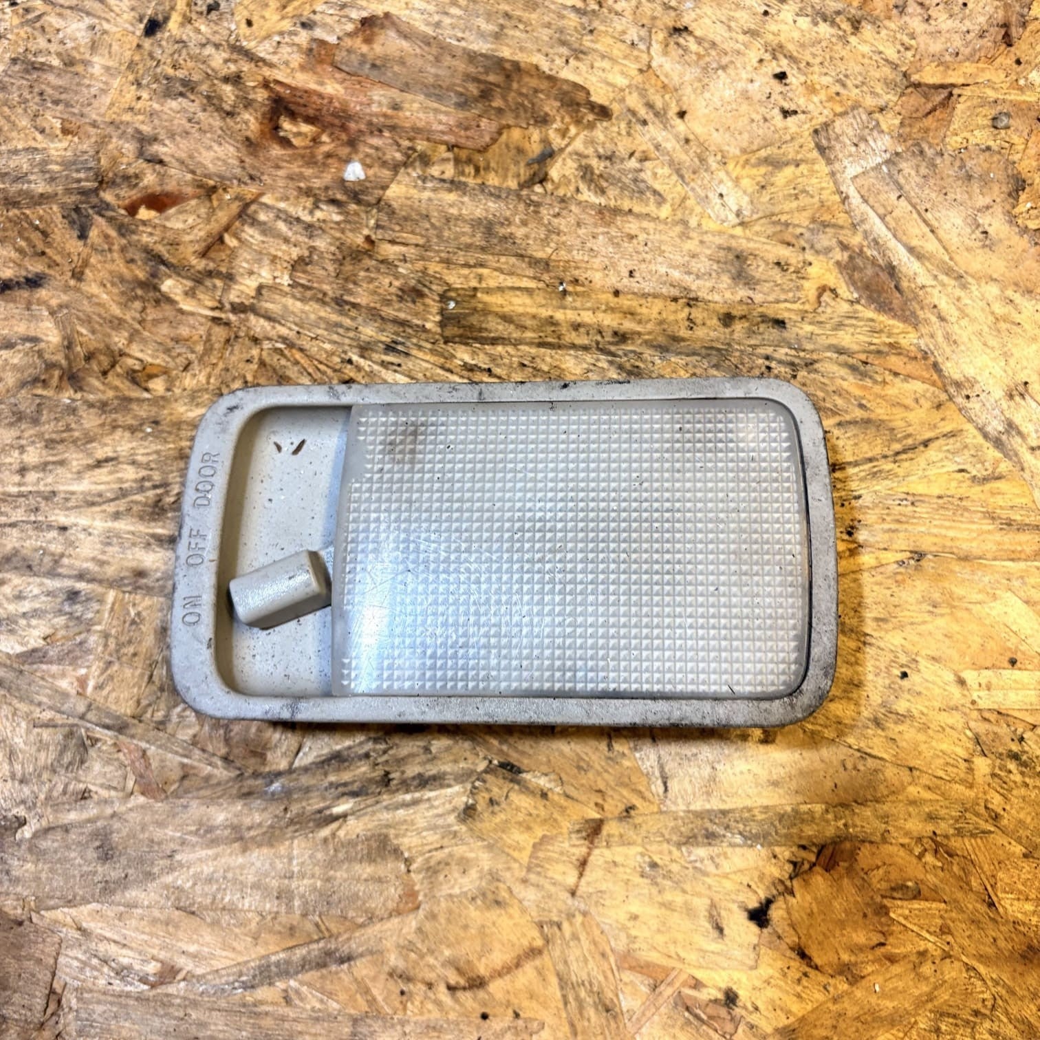 NISSAN LEAF REAR ROOF READING COURTESY LIGHT 26410EL00A MK1 2004