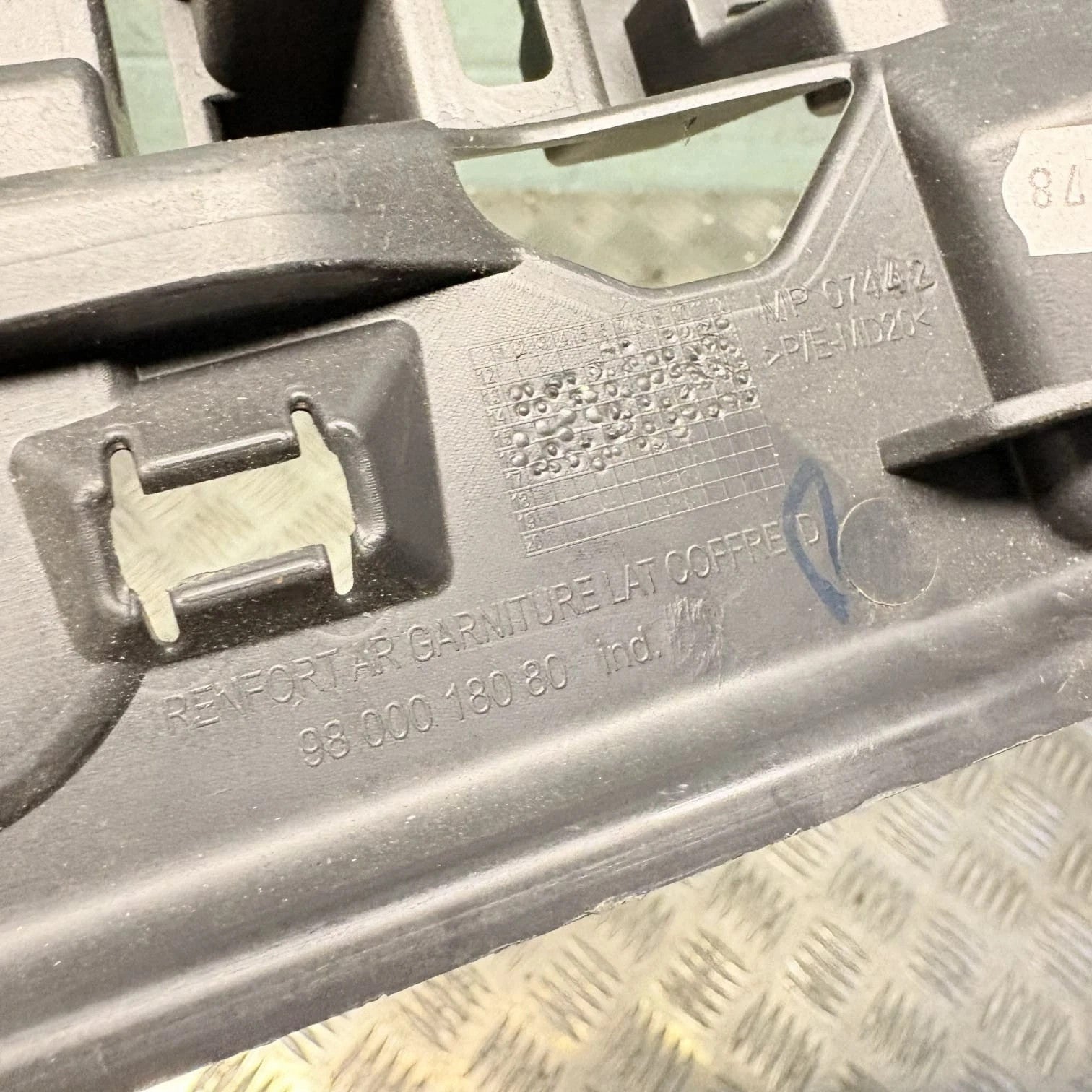 PEUGEOT 2008 ALLURE 2017 RHD REAR RIGHT PILLAR TRIM BRACKET HOLDER 9800018080