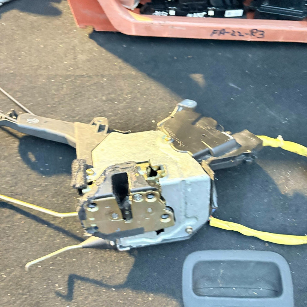 2003 TOYOTA RAV 4 PASSENGER NEARSIDE FRONT DOOR LOCK CATCH