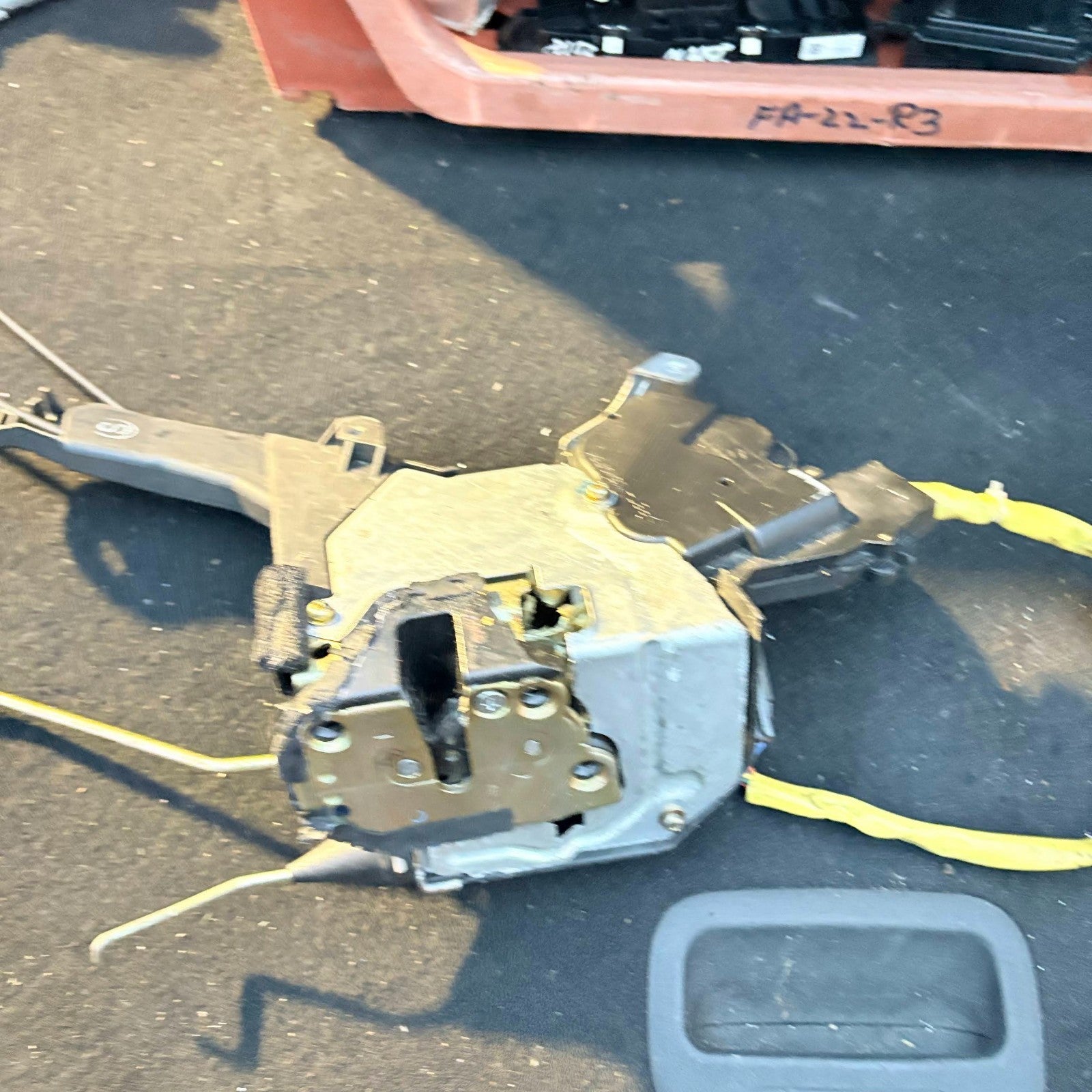 2003 TOYOTA RAV 4 PASSENGER NEARSIDE FRONT DOOR LOCK CATCH