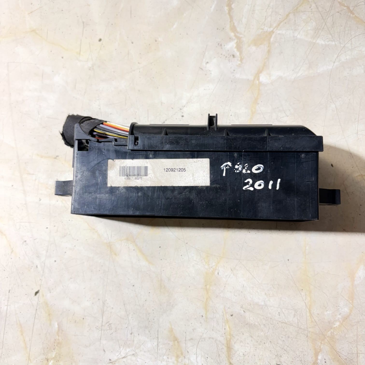 2011 VOLKSWAGEN POLO FUSE BOX 120921205