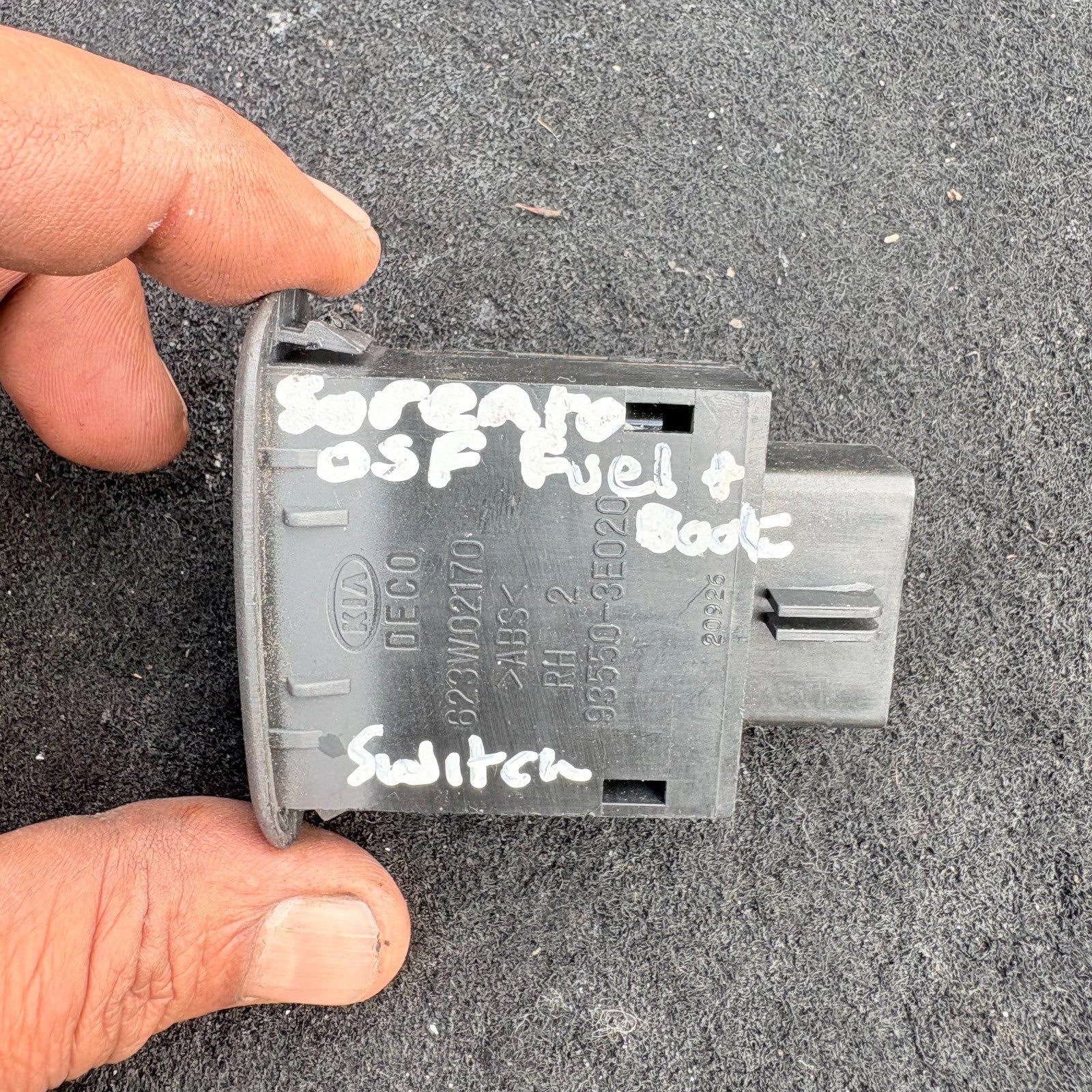 KIA SORENTO DRIVER FRONT FUEL FLAP SWITCH 93550-3E020