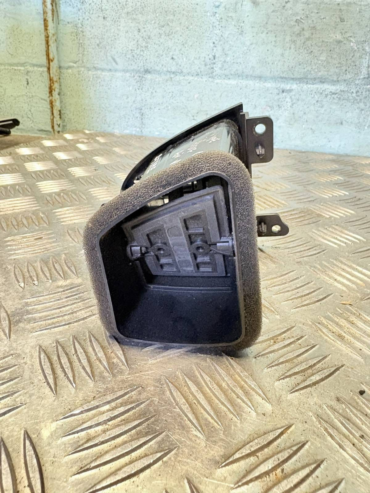 JAGUAR S TYPE DRIVERS SIDE FRONT AIR VENT 2R8319C696BF