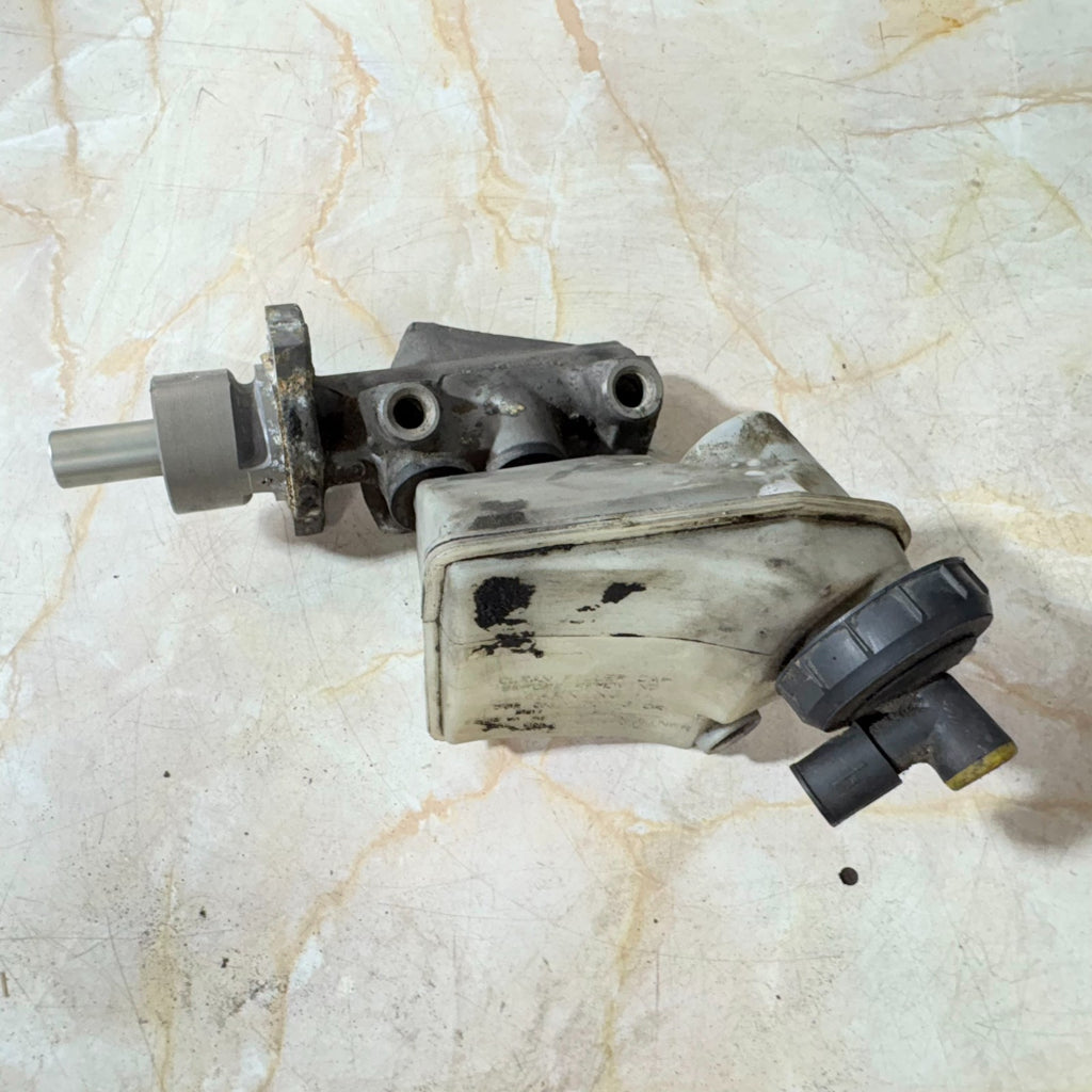 Renault Brake Master Cylinder + Reservoir Tank Hydraulic Brake Pump ()