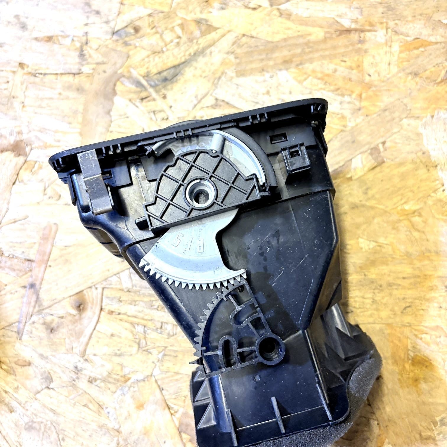 VW GOLF 2008-2012 Mk6 DASHBOARD AIR VENT DRIVER FRONT SIDE 5K0819704