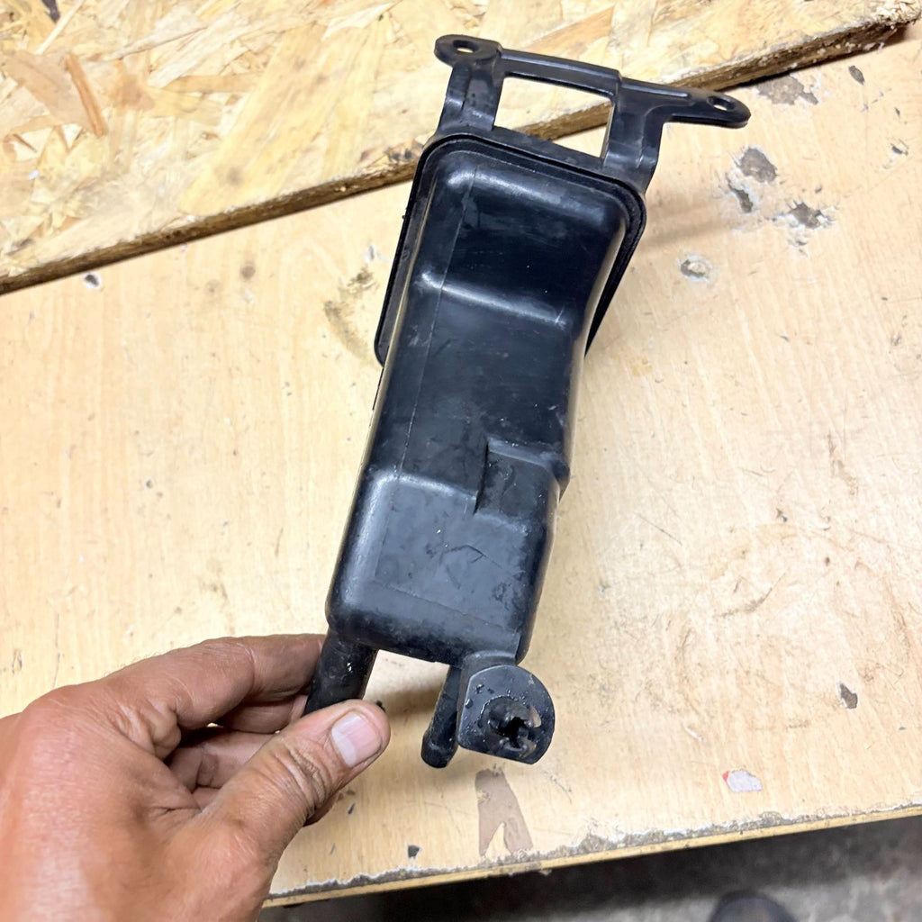 Audi A4 2009 Power steering fluid tank reservoir 8E0422373B