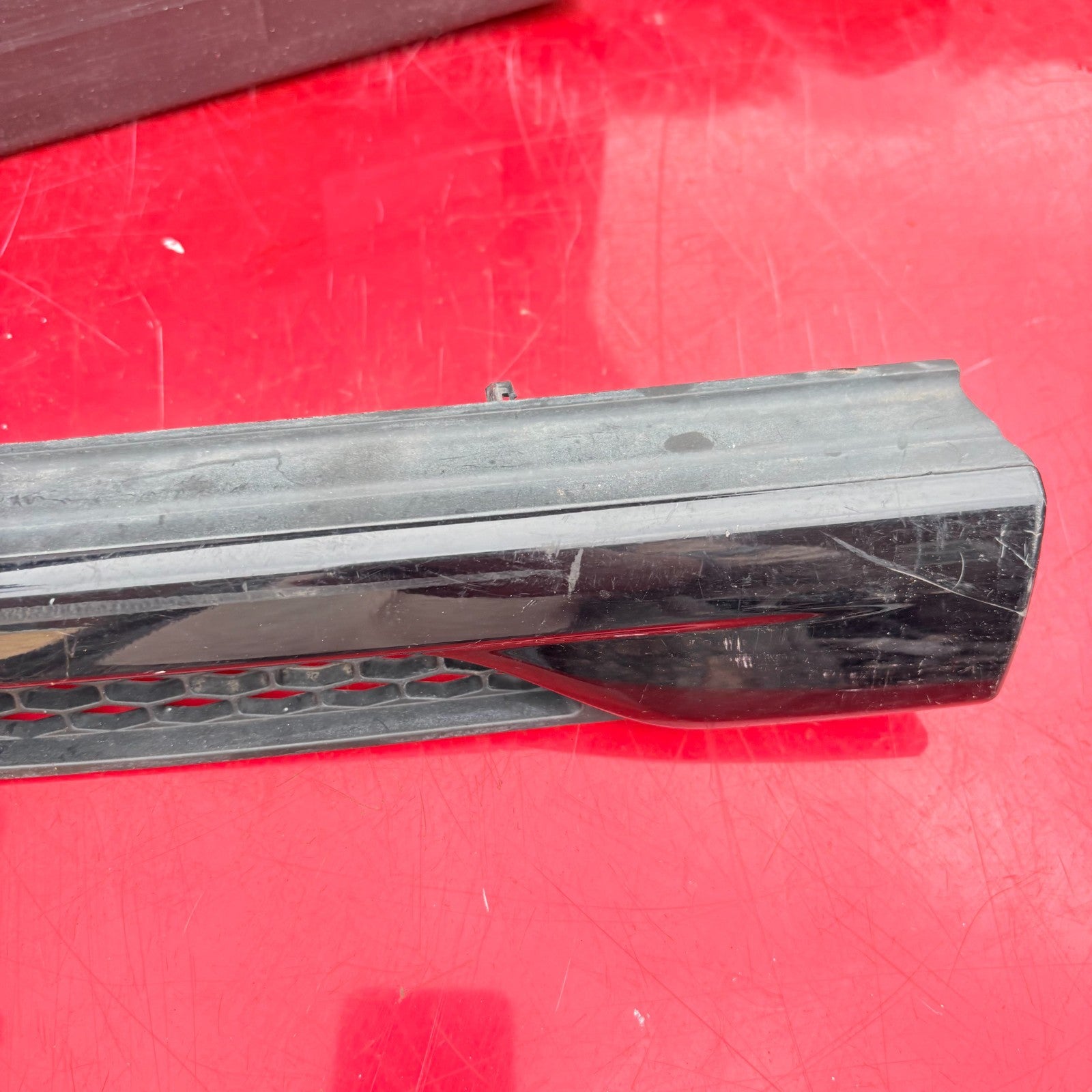 Range Rover Front Left Wing Side Vent Grille Trim BJ32-250B11-ABW Passenger