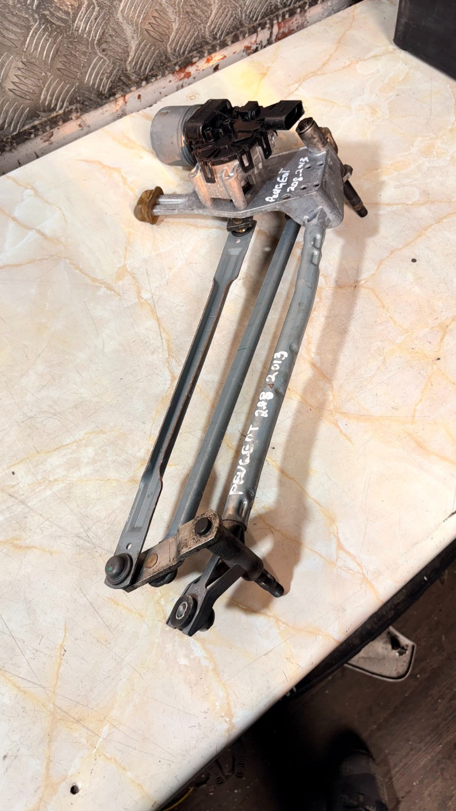 2013 PEUGEOT 208 Front Wiper Motor 0 390 241 578