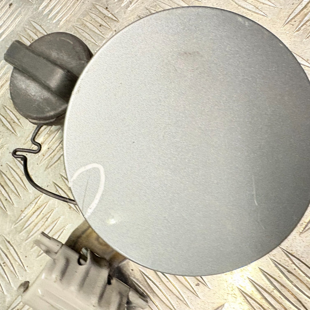 2008 TOYOTA YARIS FUEL FILLER FLAP COVER & PETROL CAP SILVER
