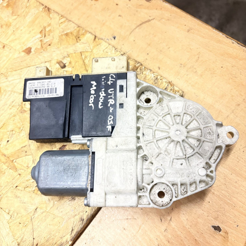 Citroen C4 Front Drivers Door Window Motor Regulator Module 997831101 04-10