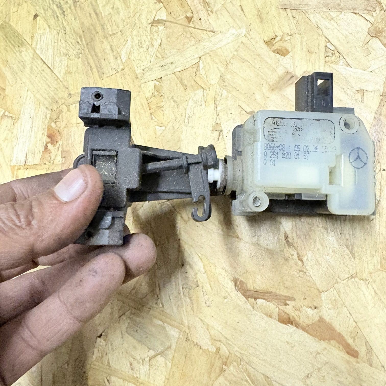 2008 MERCEDES-BENZ M W164 ML 350 CDI Fuel Tank Cap Lock Motor A2516390107
