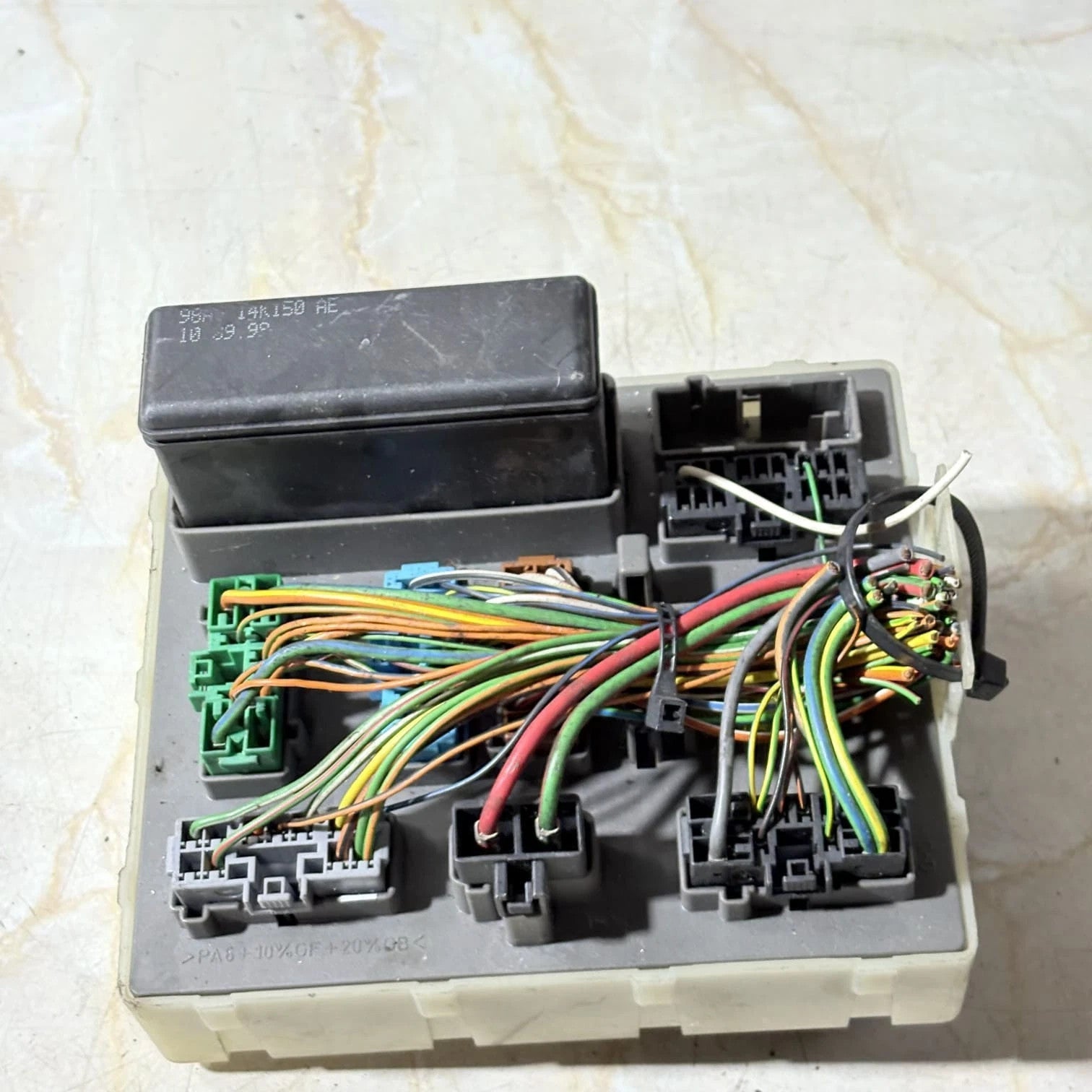 FORD FOCUS MK1 98-04 TURNIER ESTATE FUSE BOX MODULE 98AG14N089AA 98AG14A073CH