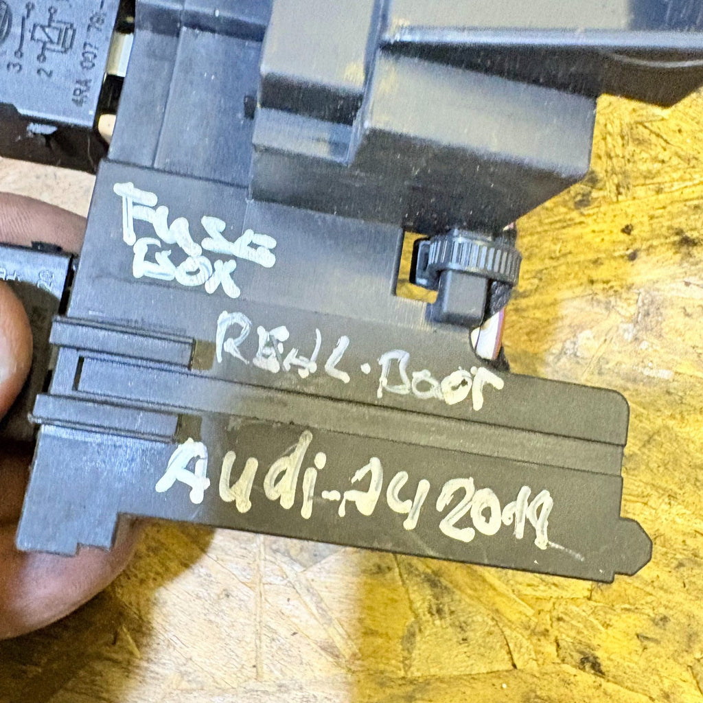 AUDI A4 B9 8W 2015-2019 REAR BOOT FUSE RELAY BOX BOARD CARRIER CUT WIRE