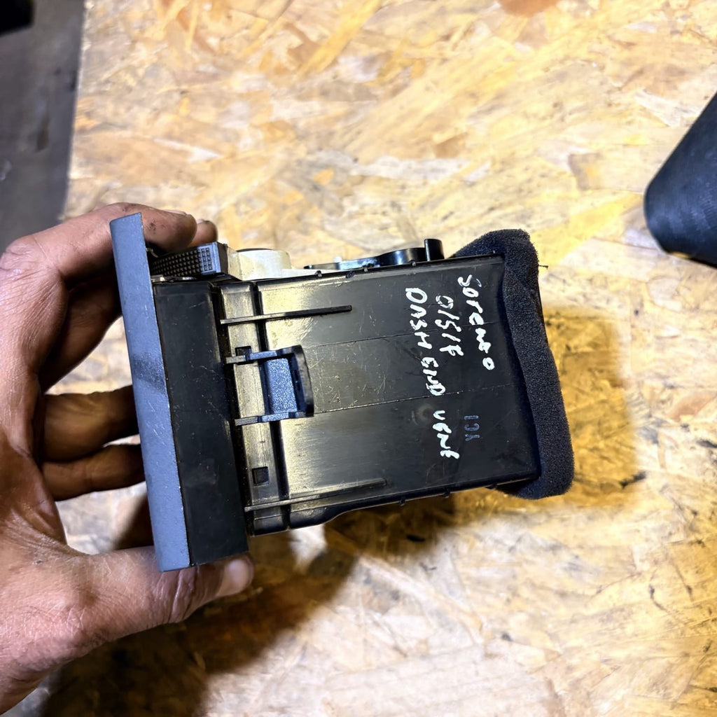 KIA SORENTO DRIVER FRONT DASH AIR VENT 97490-3E000