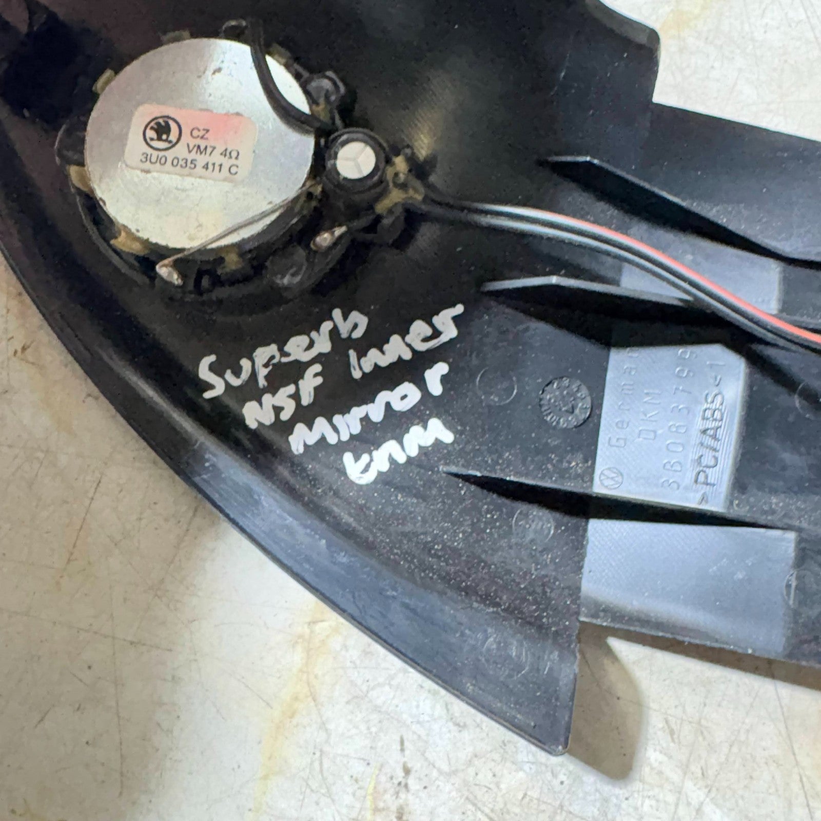 SKODA SUPERB 2001-2008 LEFT FRONT SPEAKER SURROUND TRIM UNIT 3U0035411C