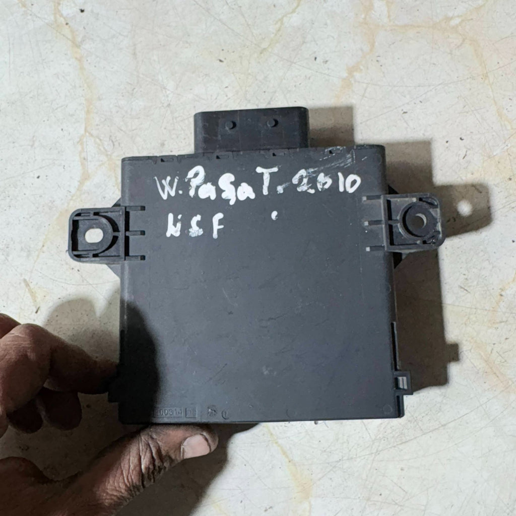 VW PASSAT (2010) LEFT FRONT VOLTAGE STABILIZER CONTROL MODULE 8K0959663A