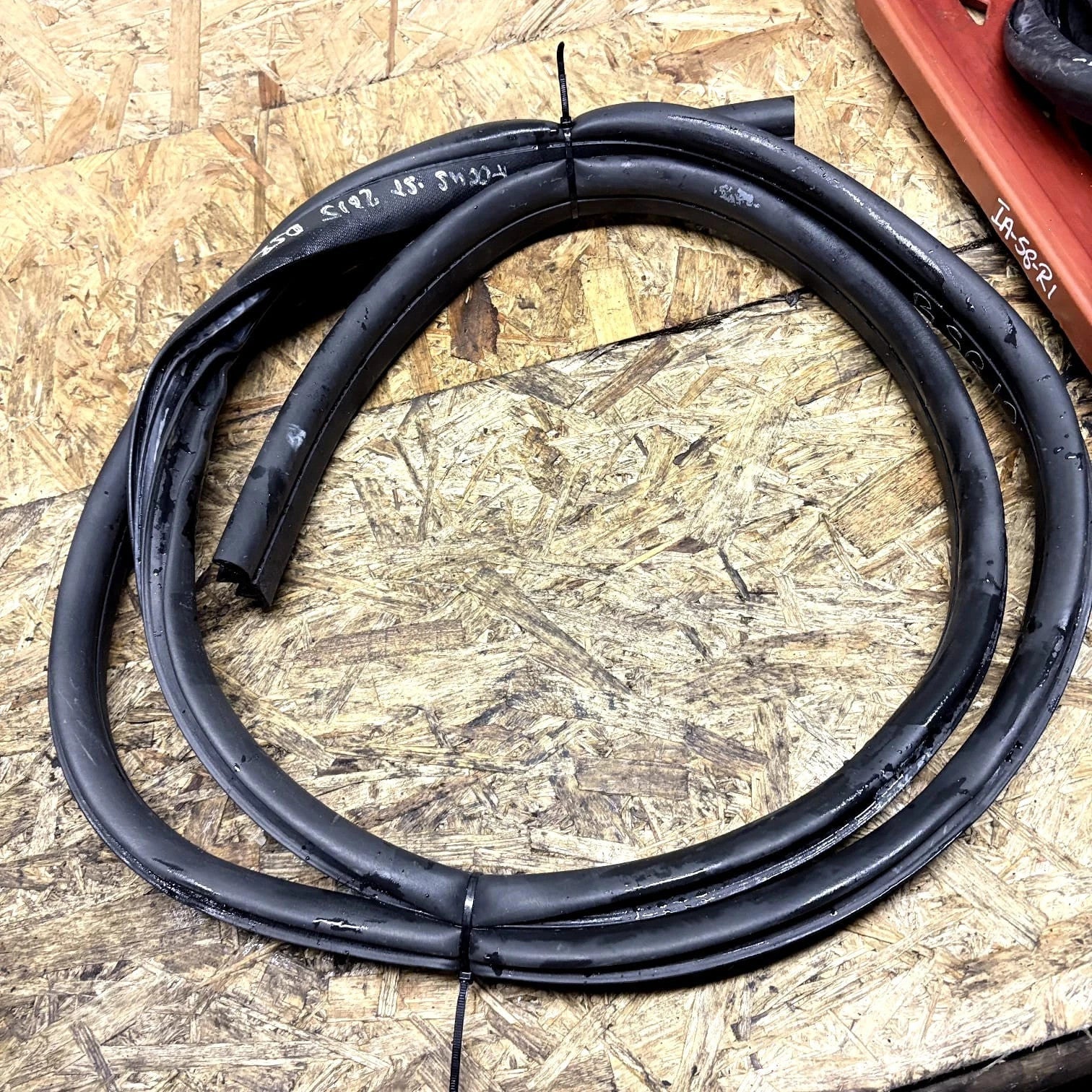 Ford Focus . ST 2015 DRIVER REAR DOOR RUBBER SEAL