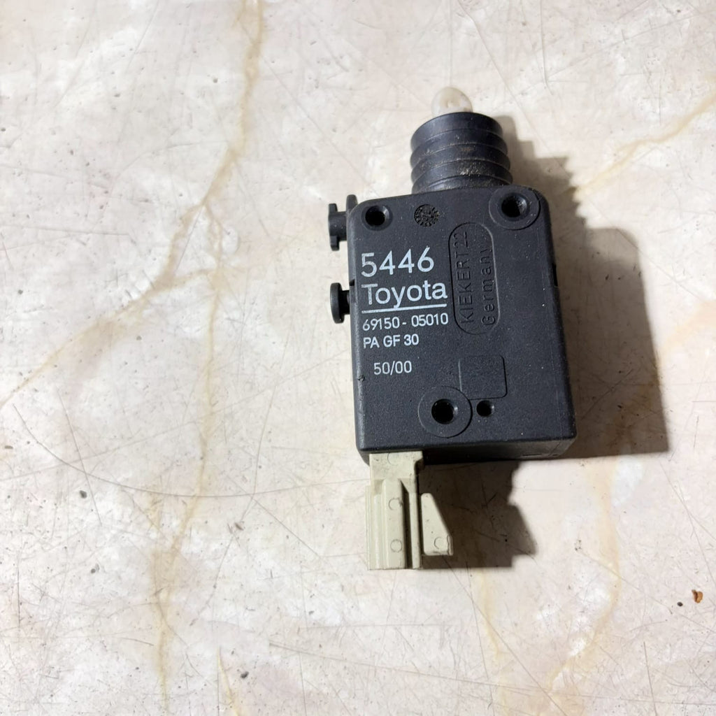 Toyota Avensis Estate 2001 Year Tailgate Locking Actuator 69150-05010