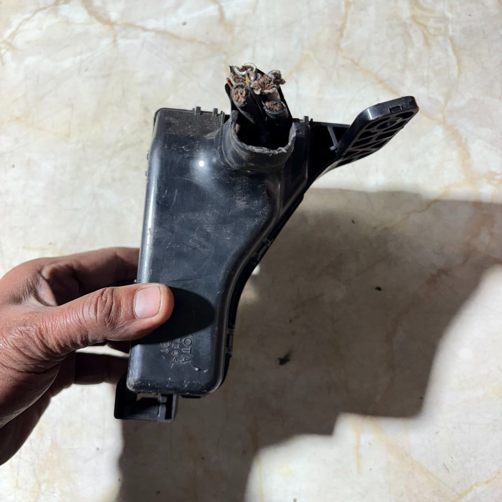 Toyota Corolla 2004 Engine Bay Fuse & Relay Box Under Bonnet Junction Block