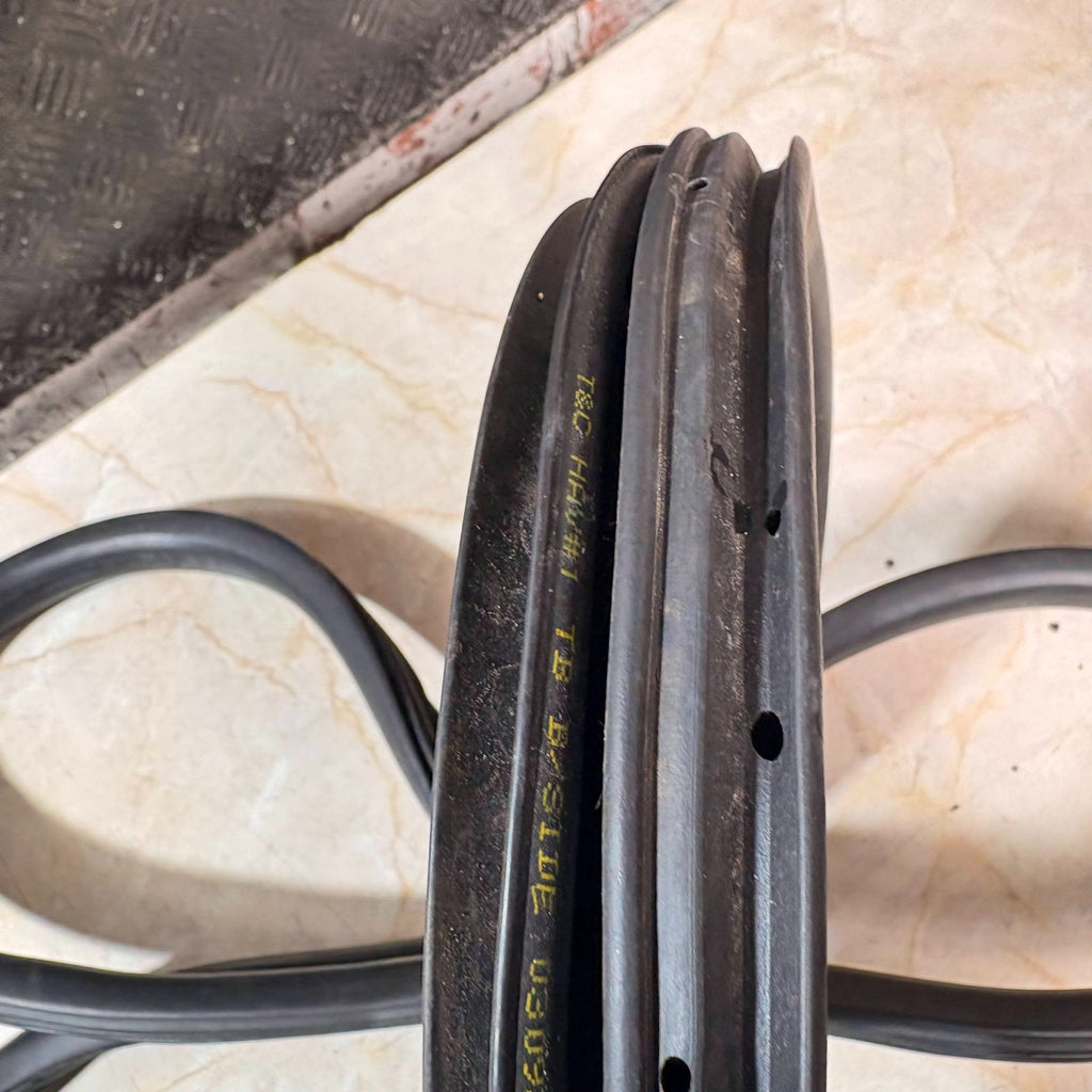 HYUNDAI GETZ MK1 2002-2005 FRONT RIGHT DRIVER O/S DOOR RUBBER SEAL 82120-1C000