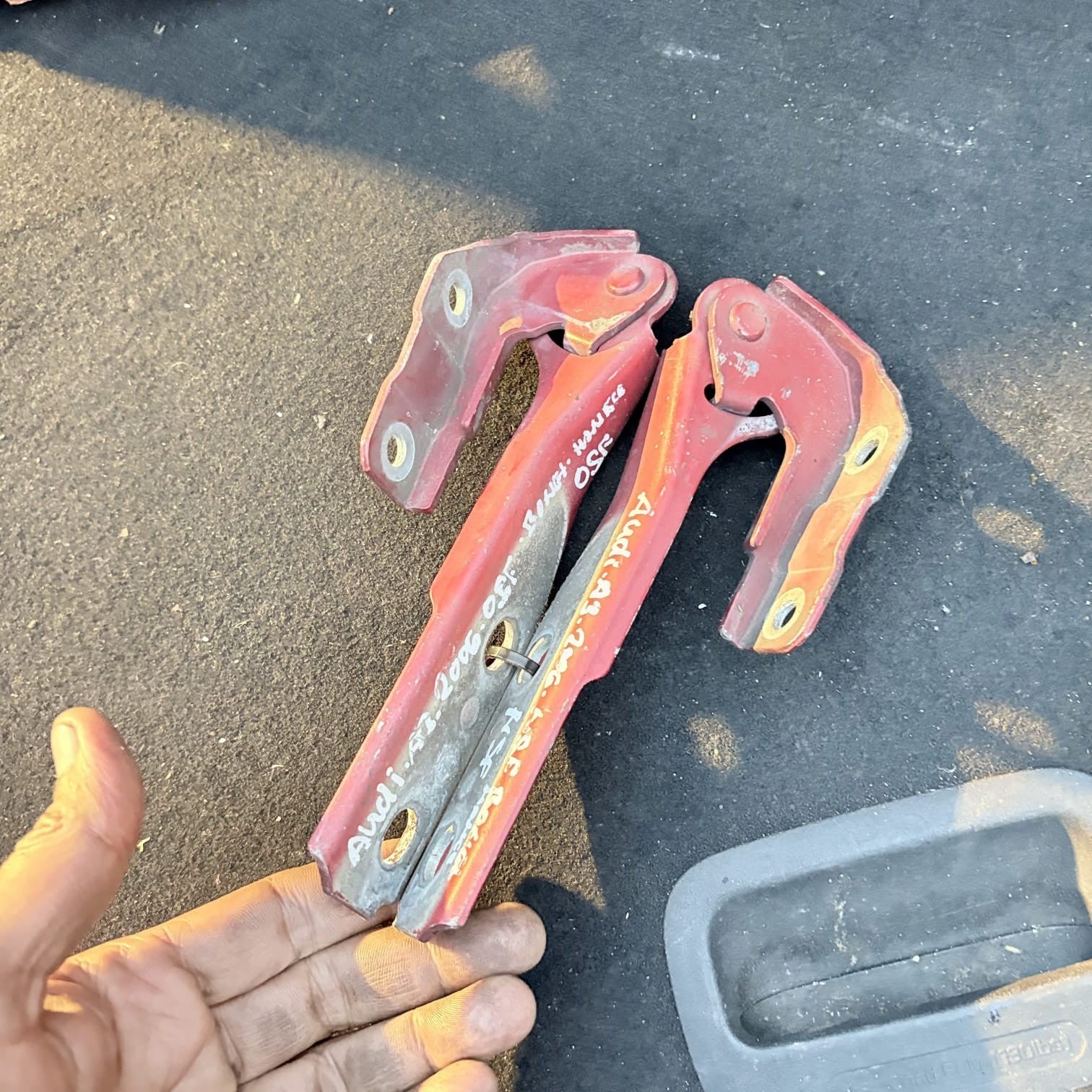AUDI A3 8P 2006 BONNET HINGES BOTH OSF NSF SIDES 8P0823302B 8P0823301B