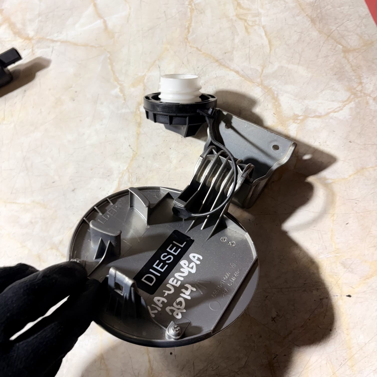 KIA VENGA YN 2009-2019 FUEL FILLER FLAP DOOR COVER LID CAP POCKET 69510-1P000