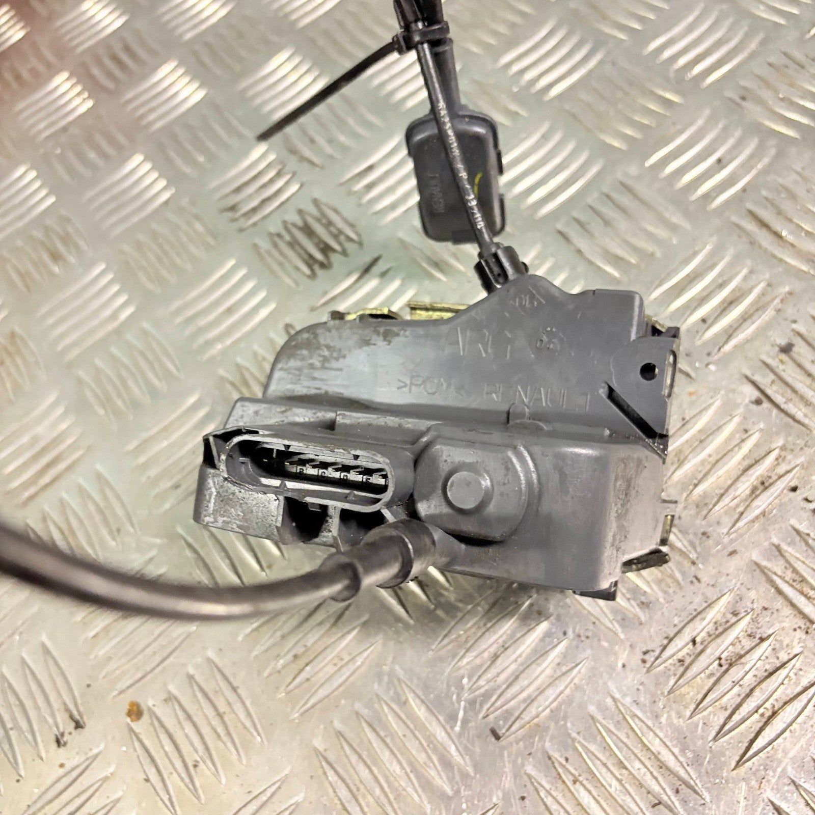RENAULT SCENIC 2003-209 NSR PASSENGER REAR LEFT SIDE DOOR LOCK CATCH