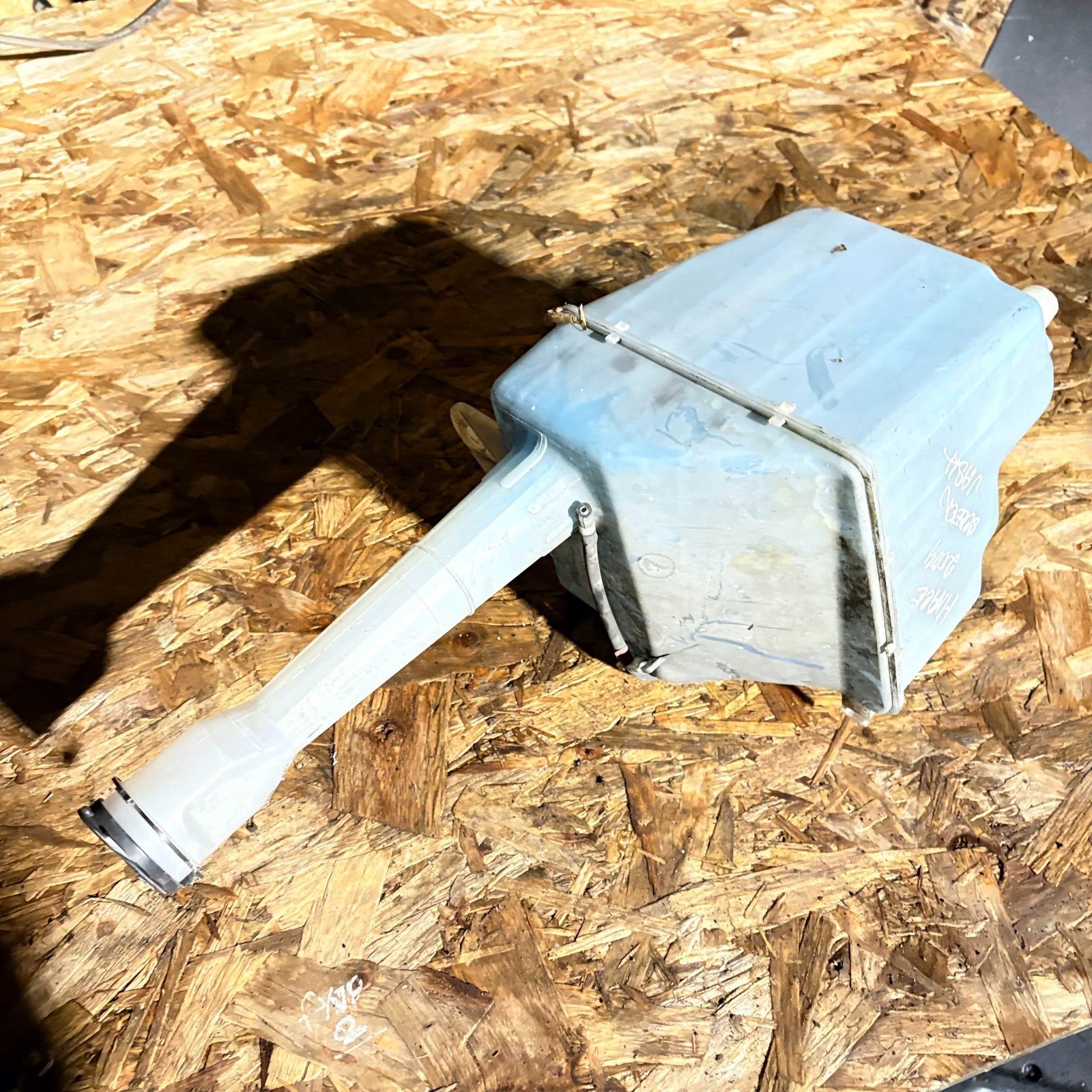 2004–2005 Toyota HiAce Windshield Washer Fluid Bottle & Pump