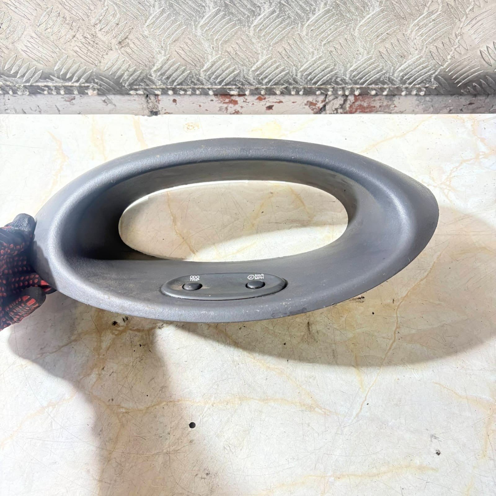 TOYOTA YARIS MK1 SPEEDOMETER CLUSTER SURROUND PANEL 1999-2005 55411-52020