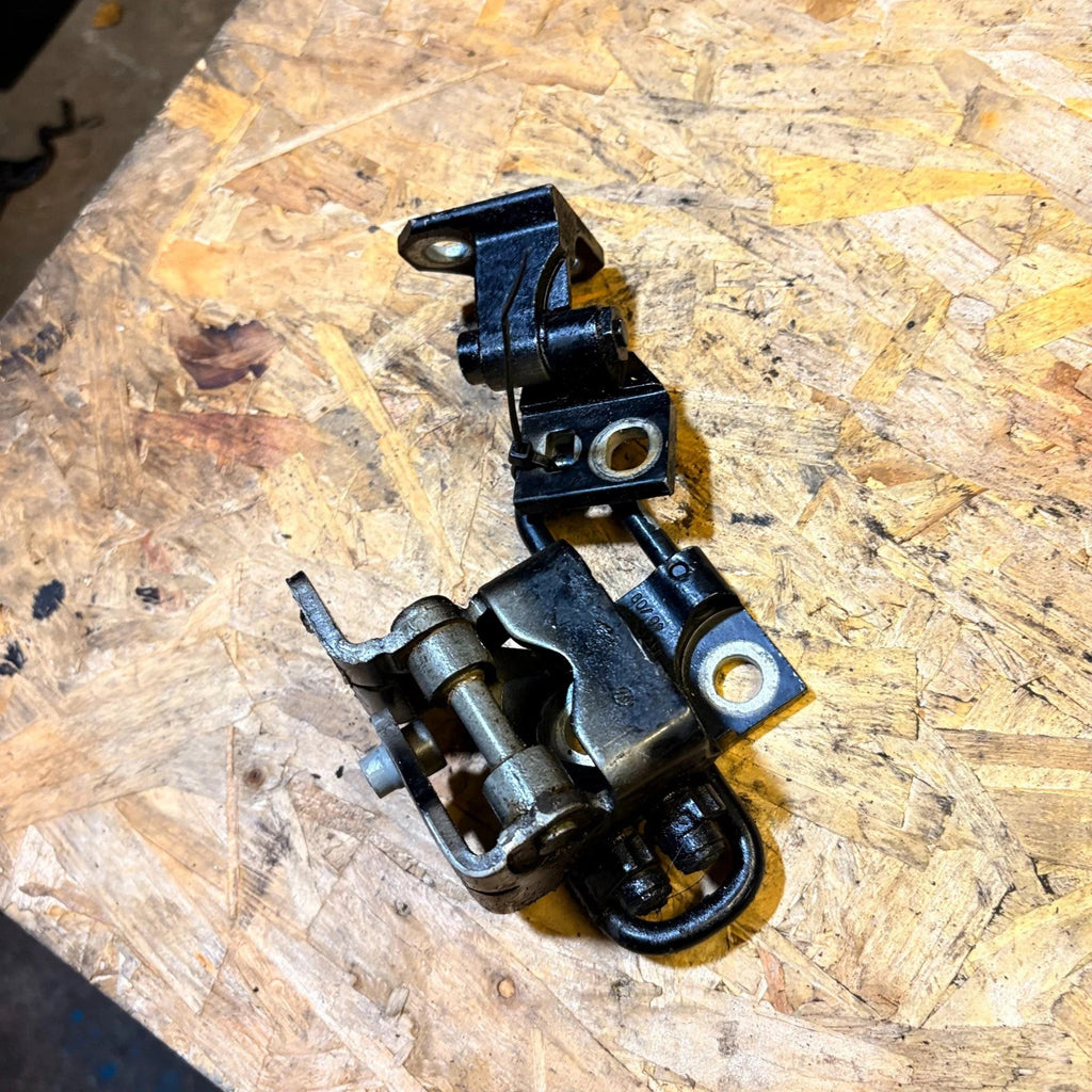 2005 VW TOUAREG REAR DOOR HINGE BOTTOM RIGHT O/S