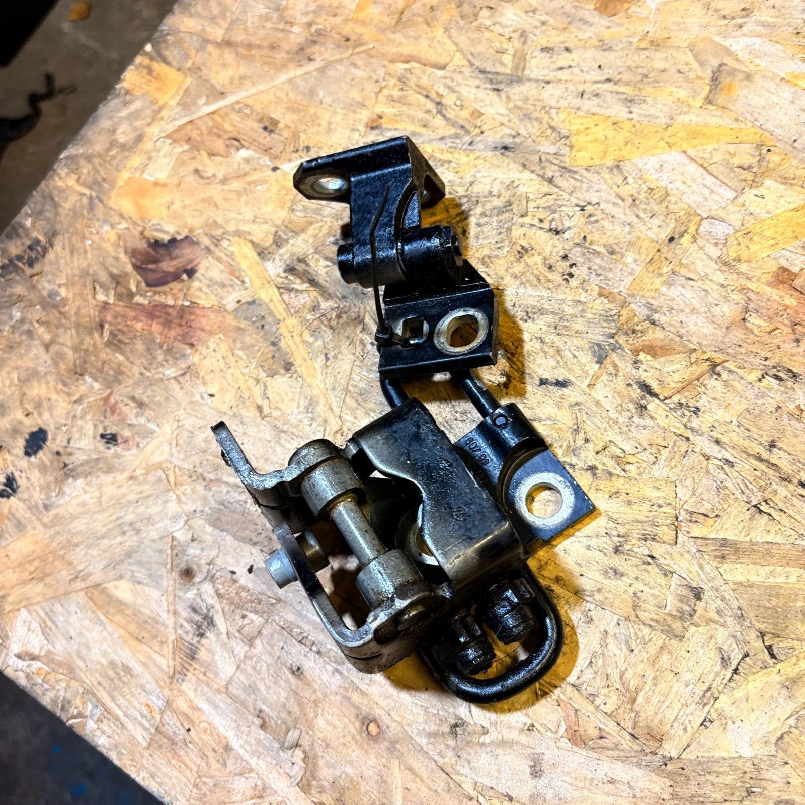 2005 VW TOUAREG REAR DOOR HINGE BOTTOM RIGHT O/S