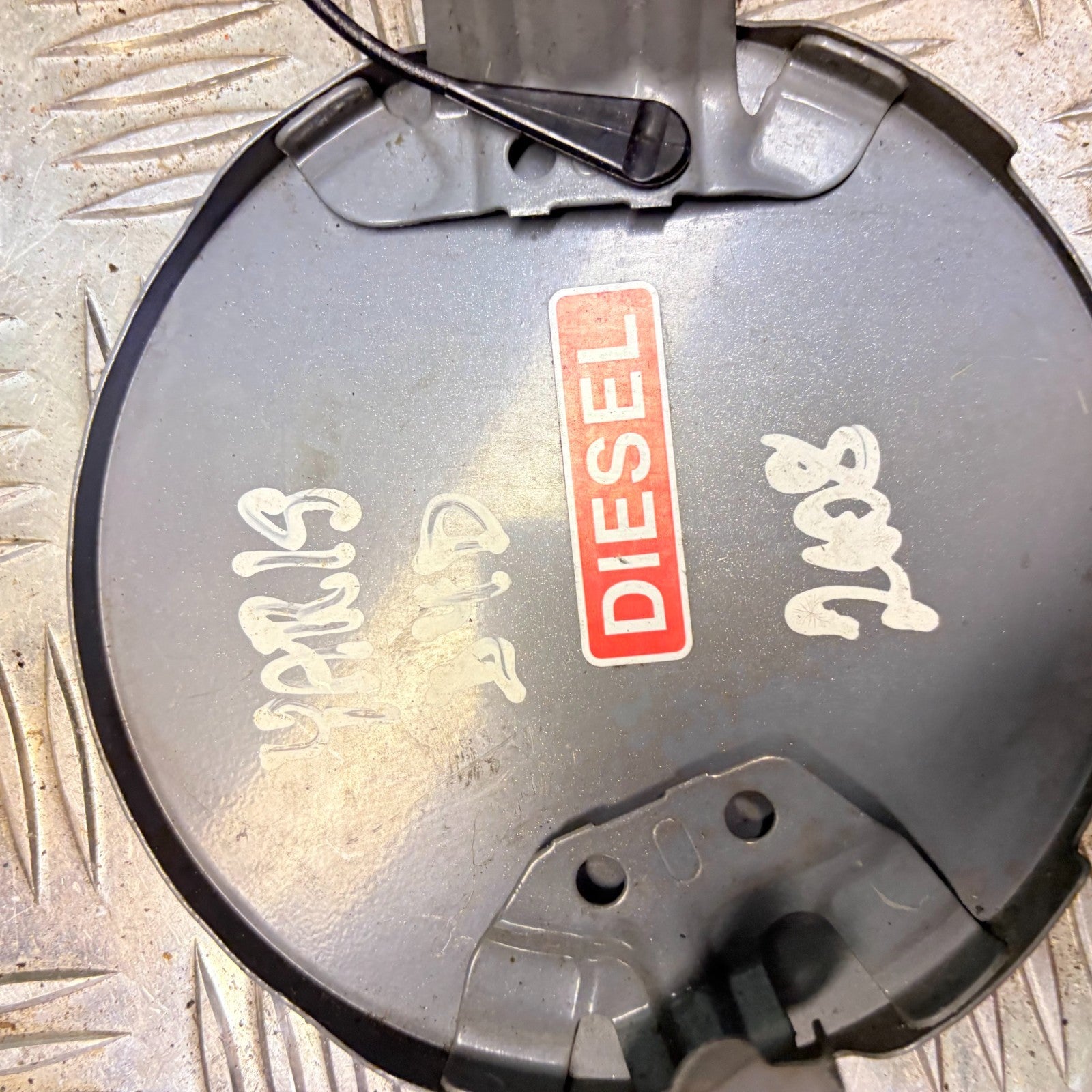 2008 TOYOTA YARIS FUEL FILLER FLAP COVER & PETROL CAP SILVER