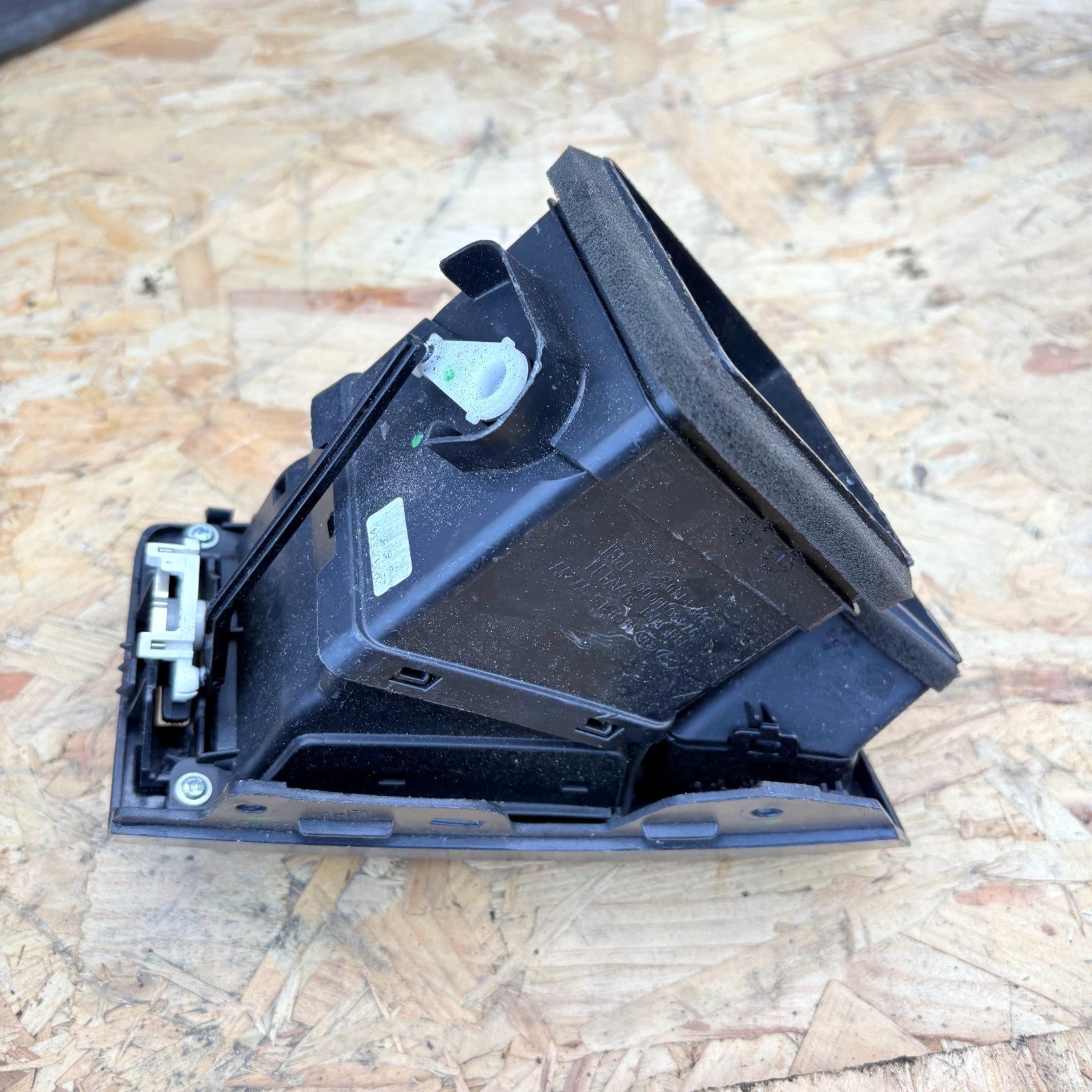 HYUNDAI I20 08-14 DASHBOARD AIR VENT LEFT PASSENGER SIDE NEARSIDE 97460-1J000