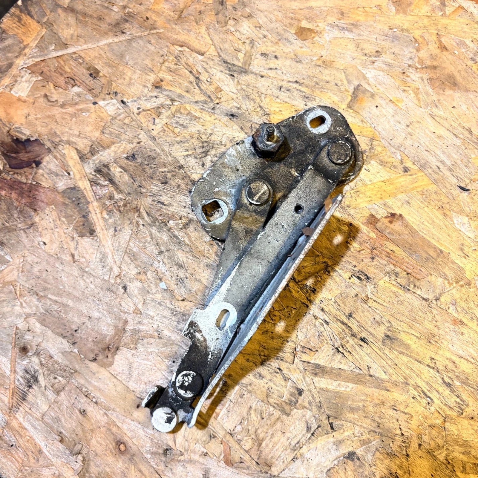 NISSAN 1998-2006 FRONT BONNET HINGE