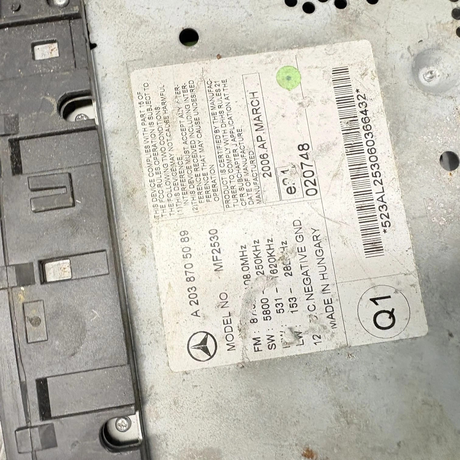 Mercedes W203 C Class Radio Stereo CD Player 2038705089 MF2530 Head unit 2006