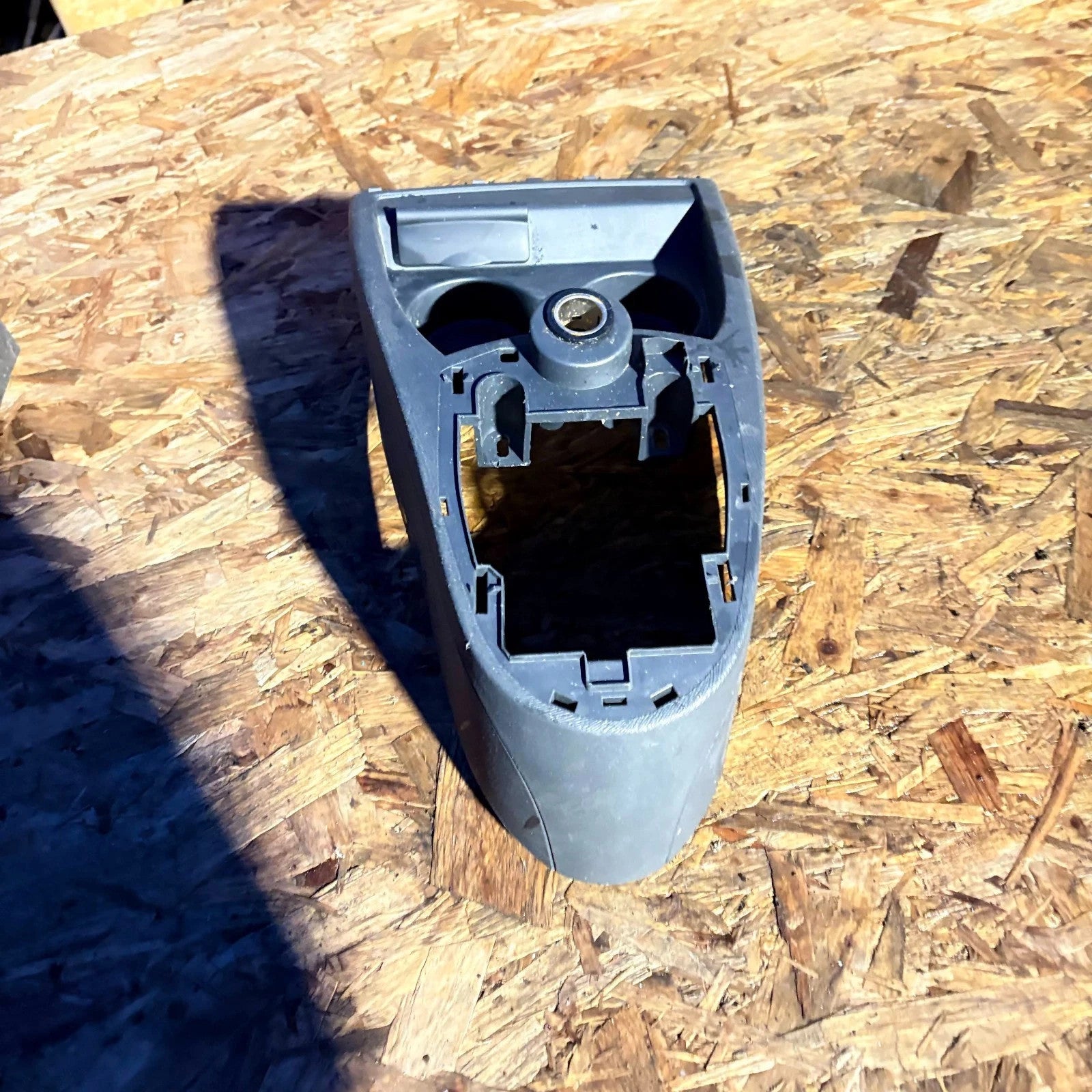 RENAULT TWINGO PZAZ 20072014 CENTRE CONSOLE GEARSTICK SURROUND & CUPHOLDERS