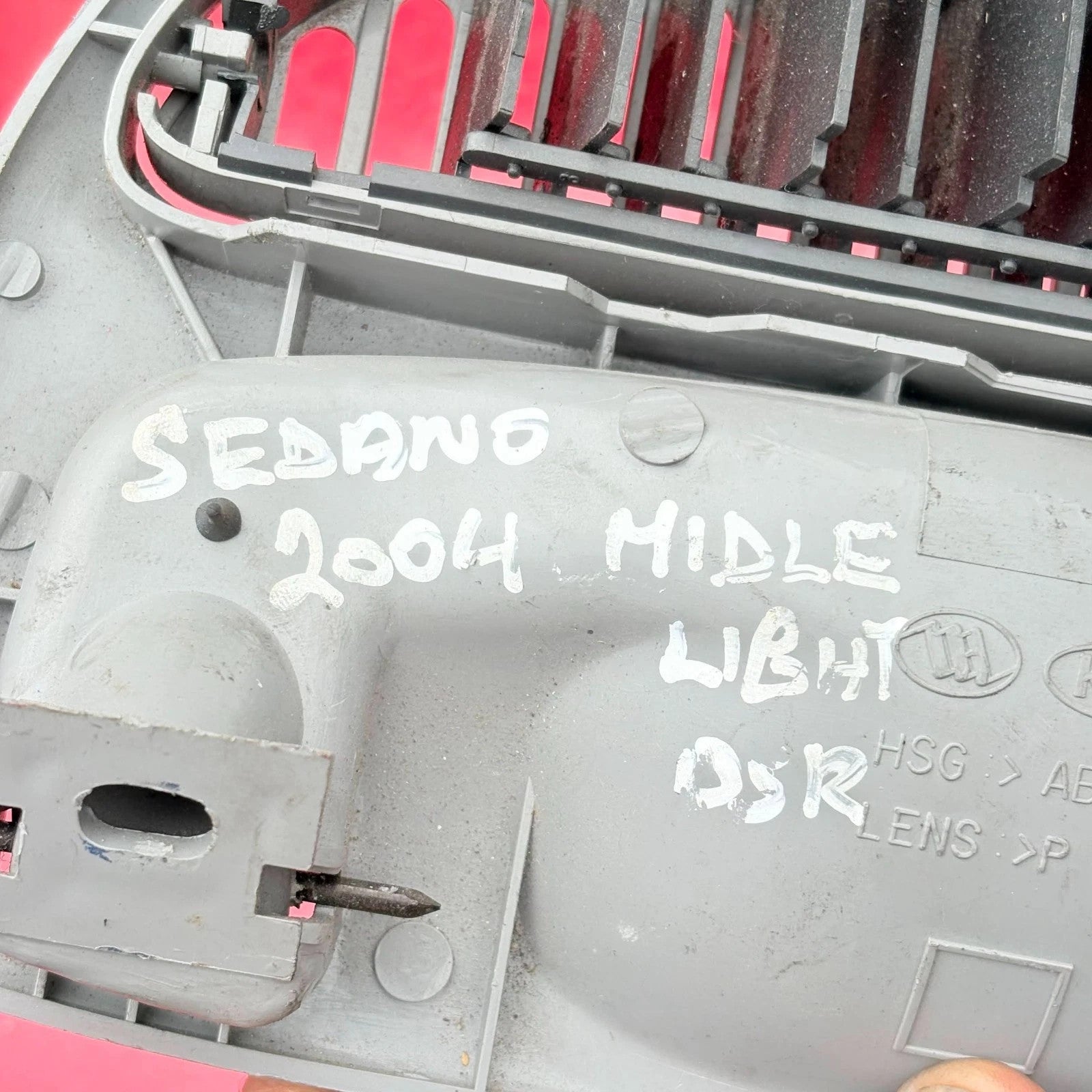 Kia Sedona 2004 Right Side Rear Handle w/Air Vents & Light OK552 51 310