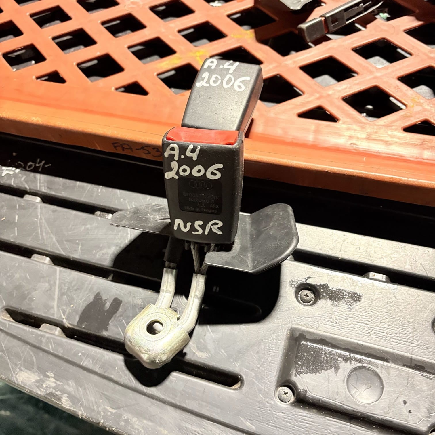 AUDI A4 B7 2006 SEAT BELT STALK REAR CENTRE 8E085773901C NSR
