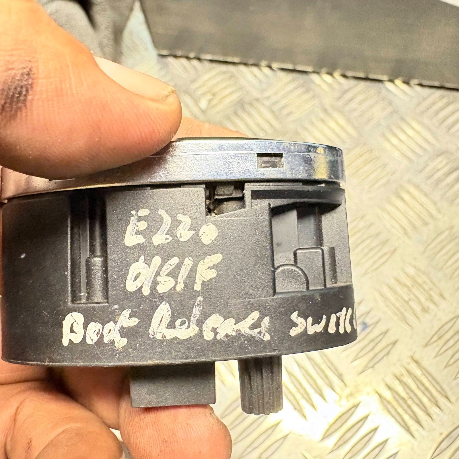 MERCEDES E220 BOOT RELEASE SWITCH BUTTON FRONT DRIVER RIGHT SIDE CDI W211