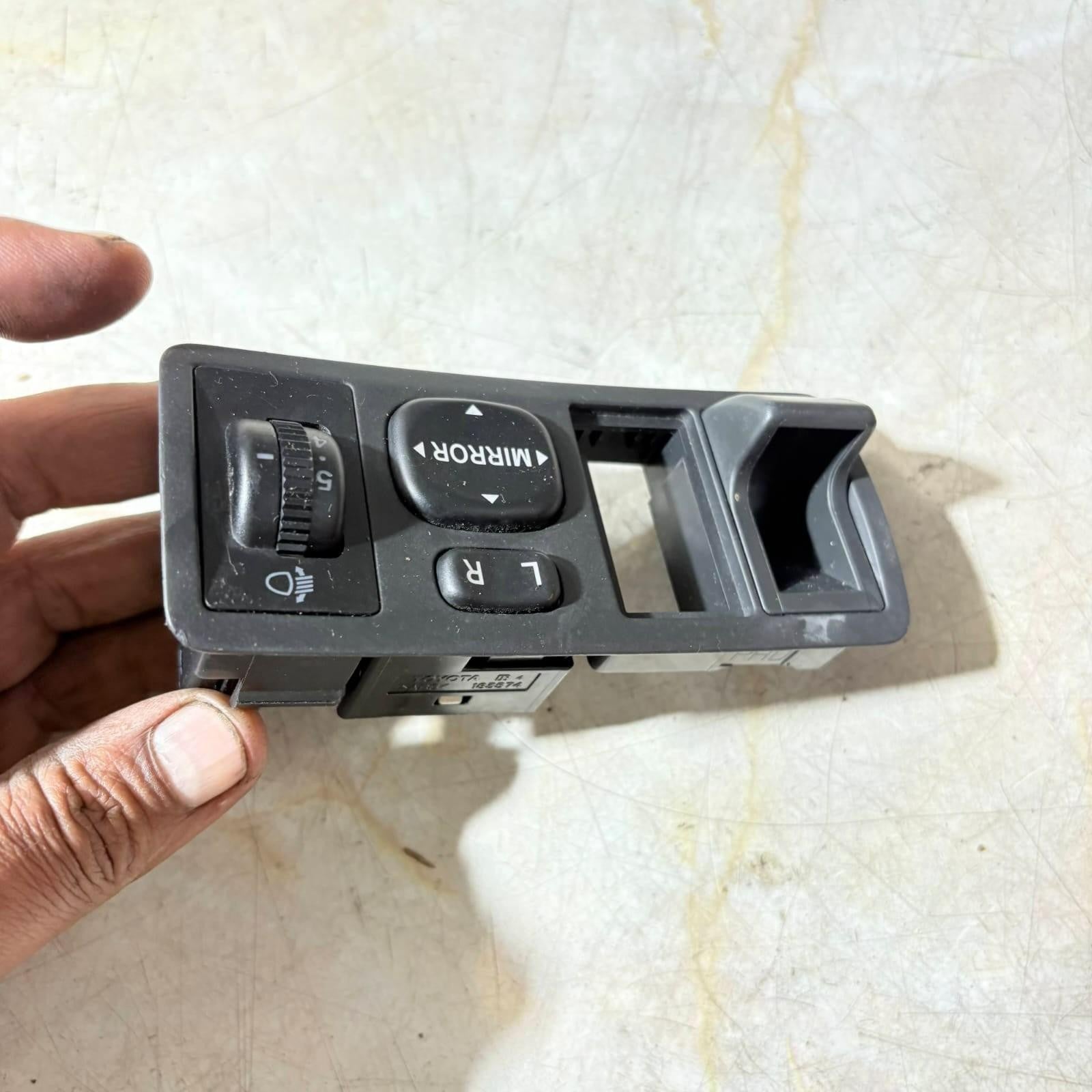 TOYOTA COROLLA 2003-2008 E120 Wing Mirror Switch 183574 Black